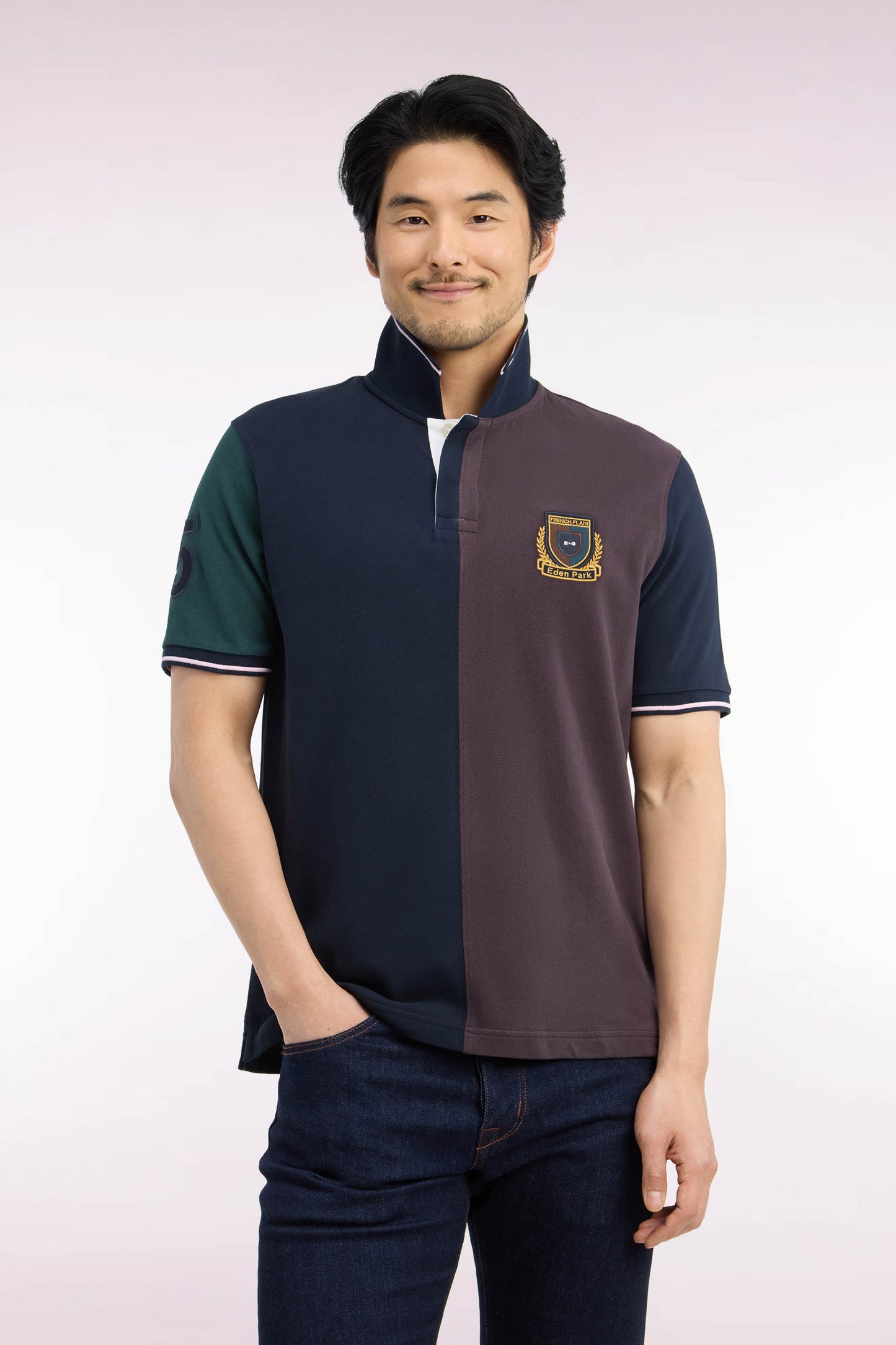 Polo manches courtes à découpes verticales en coton marron et marine coupe droite