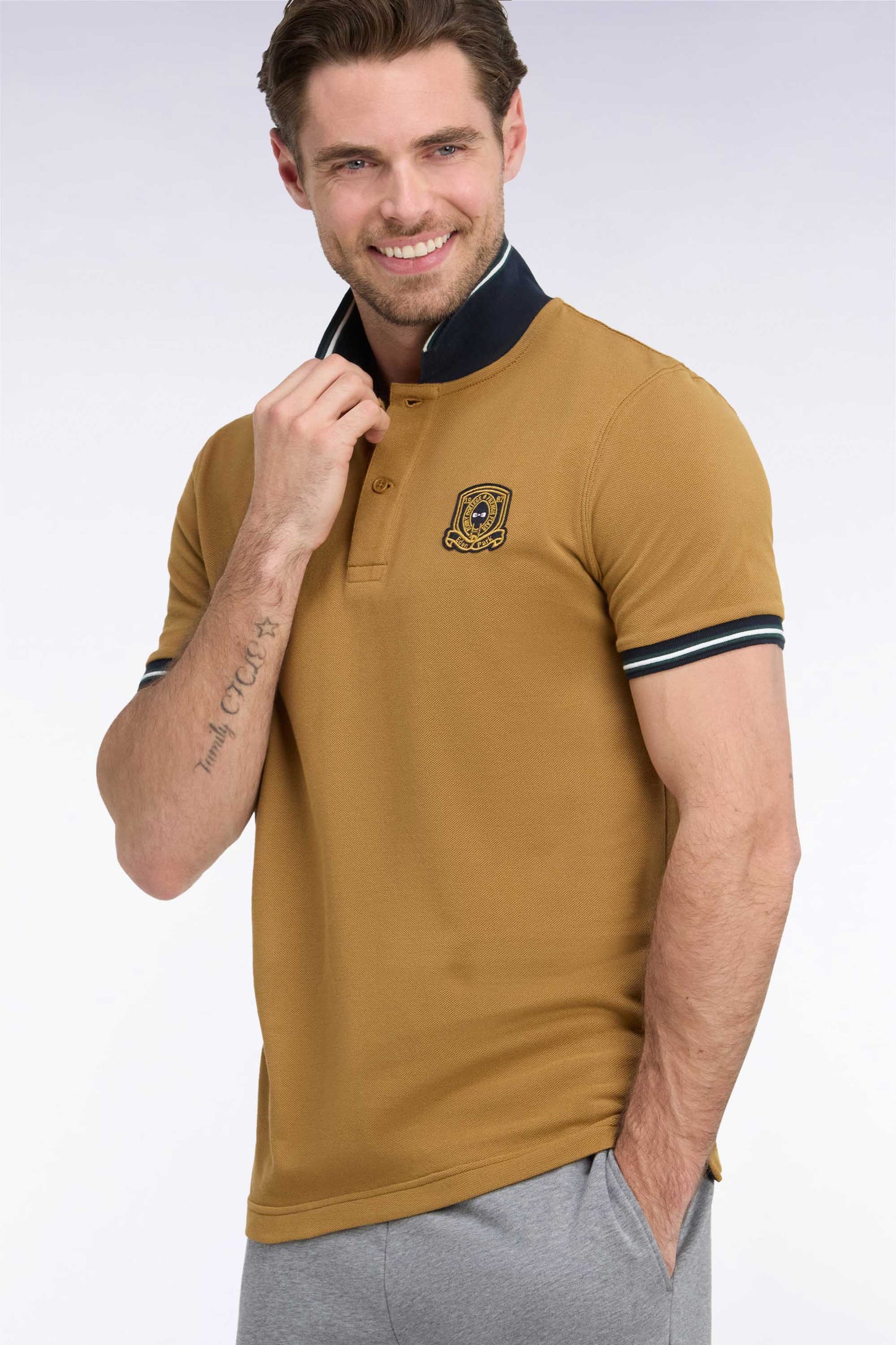 Polo manches courtes en piqué de coton peigné camel à écusson coupe droite