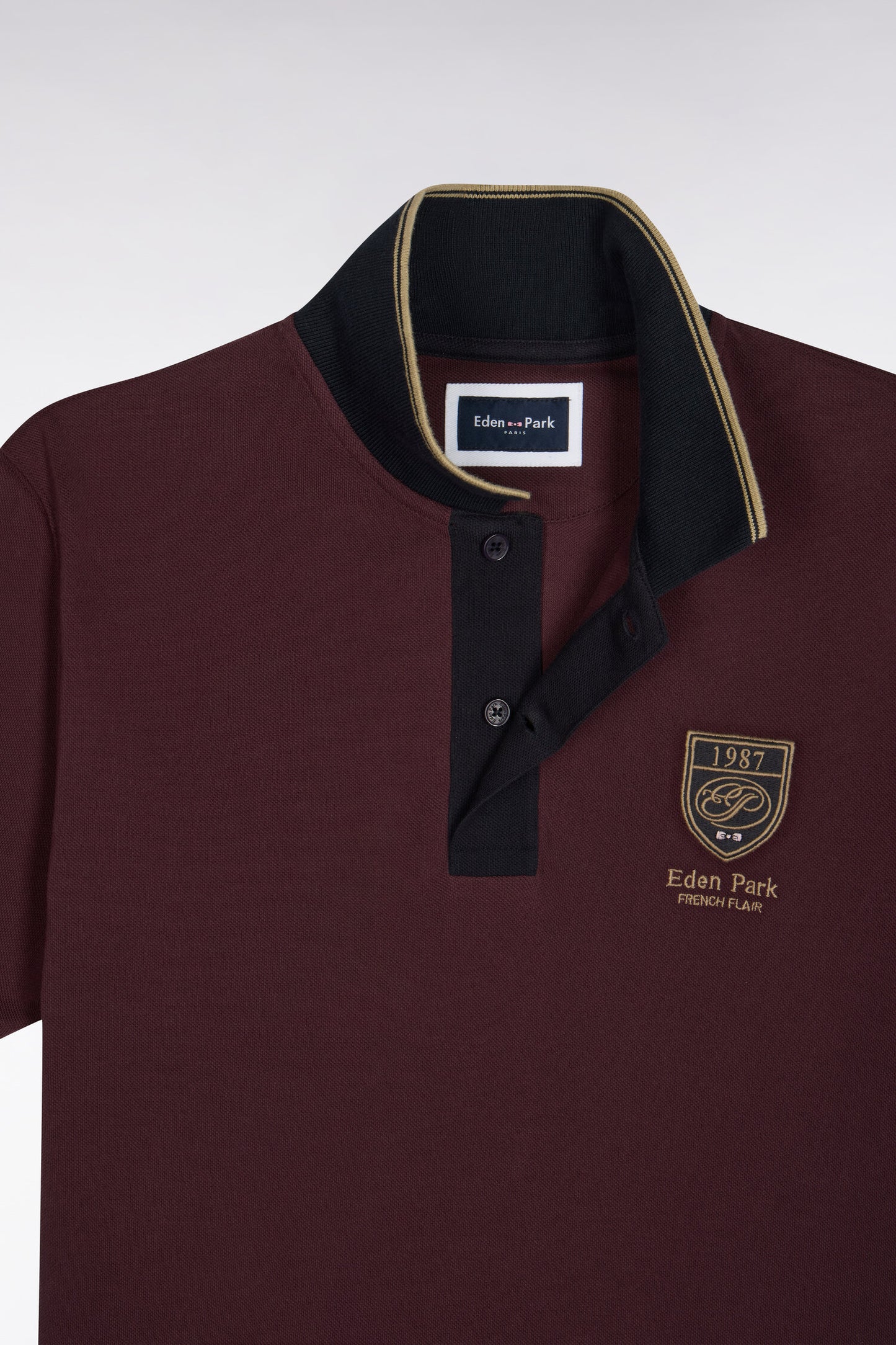 Polo manches courtes en piqué coton bordeaux à écusson coupe droite