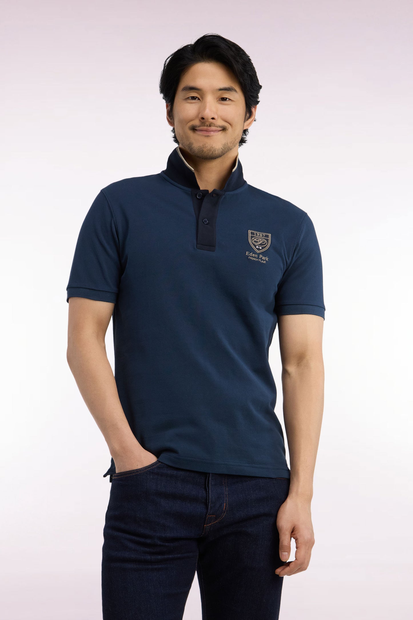 Polo manches courtes en piqué coton bleu gris à écusson coupe droite
