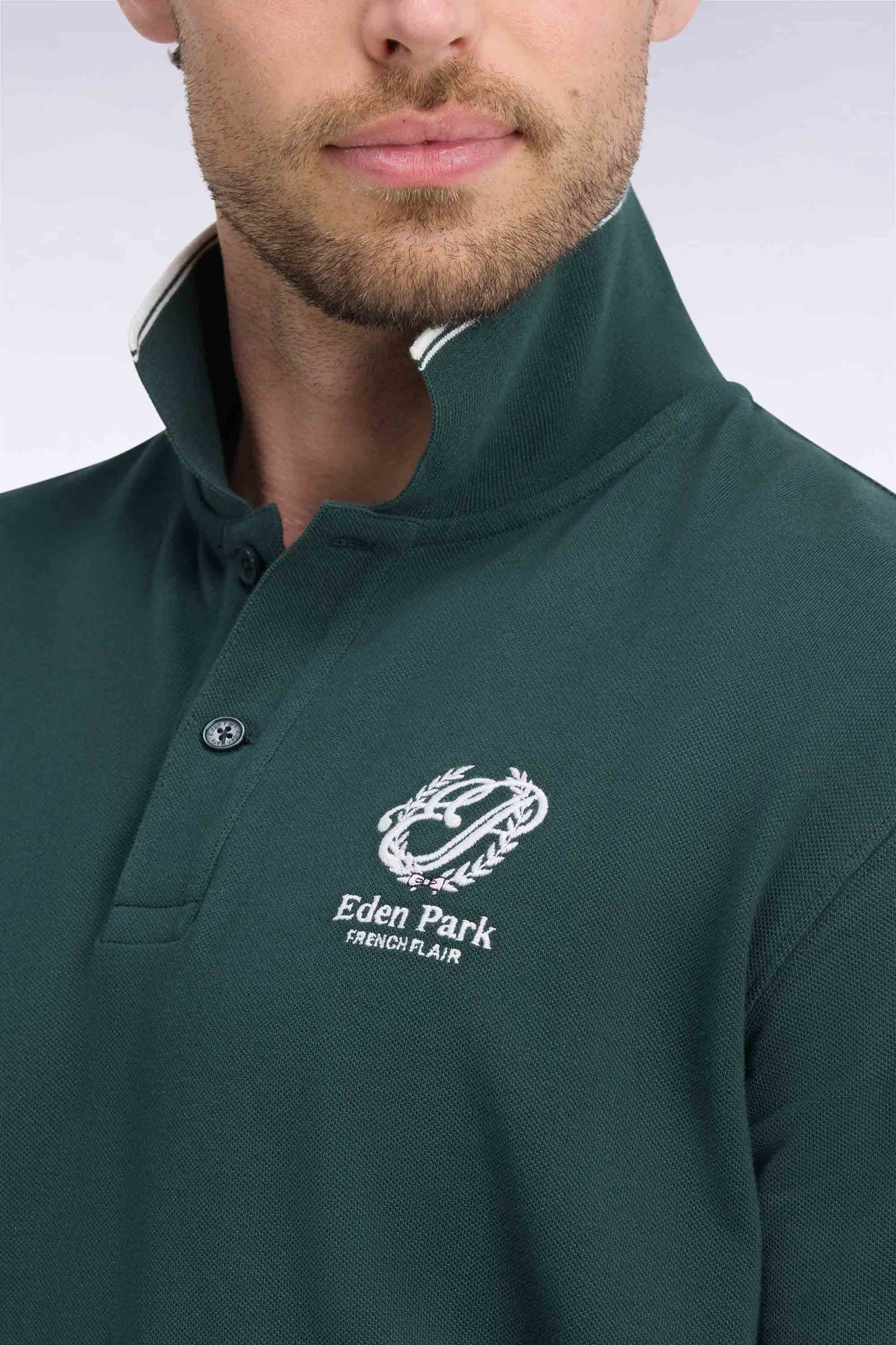 Polo manches courtes en coton vert à écusson coupe droite
