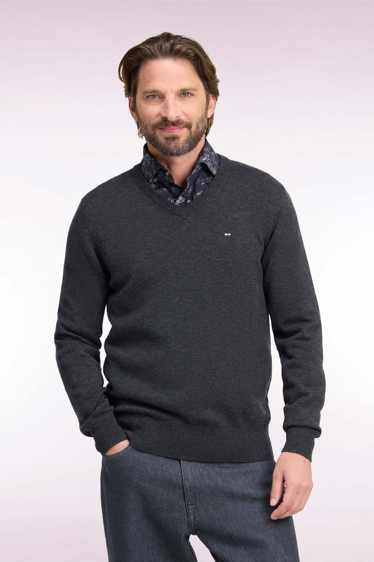 Pull col V en laine et coton gris foncé coupe droite