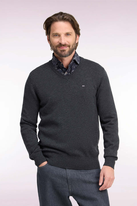 Pull col V en laine et coton gris foncé coupe droite - Image 3