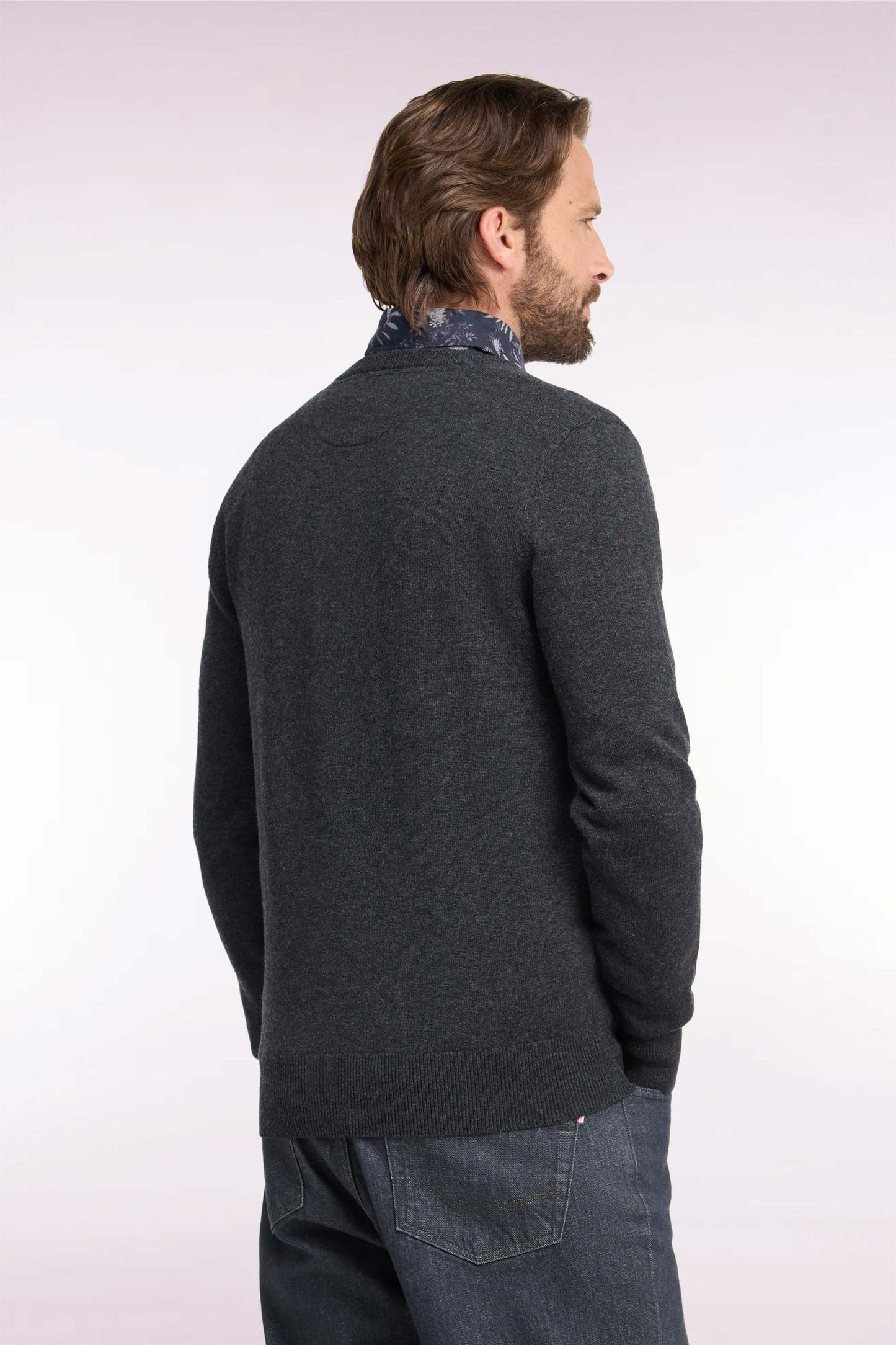 Pull col V en laine et coton gris foncé coupe droite