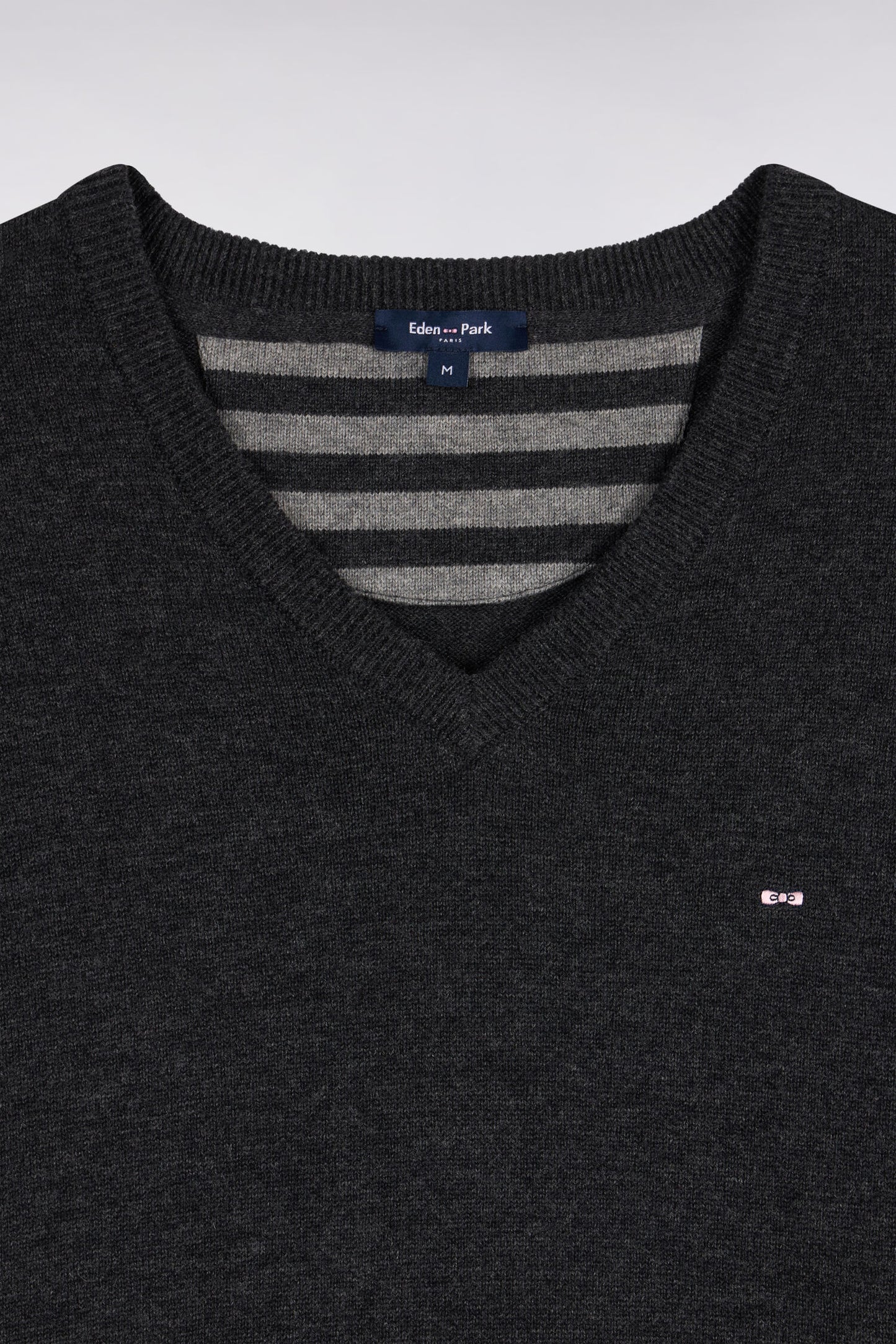 Pull col V en laine et coton gris foncé coupe droite