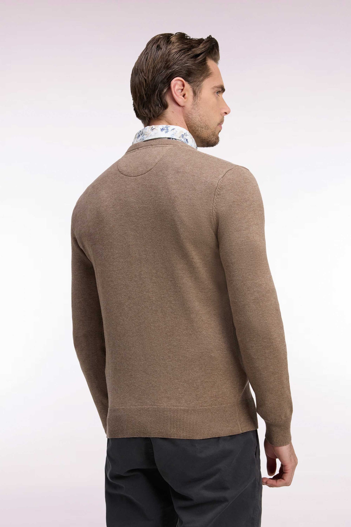 Pull col V en laine et coton marron coupe droite