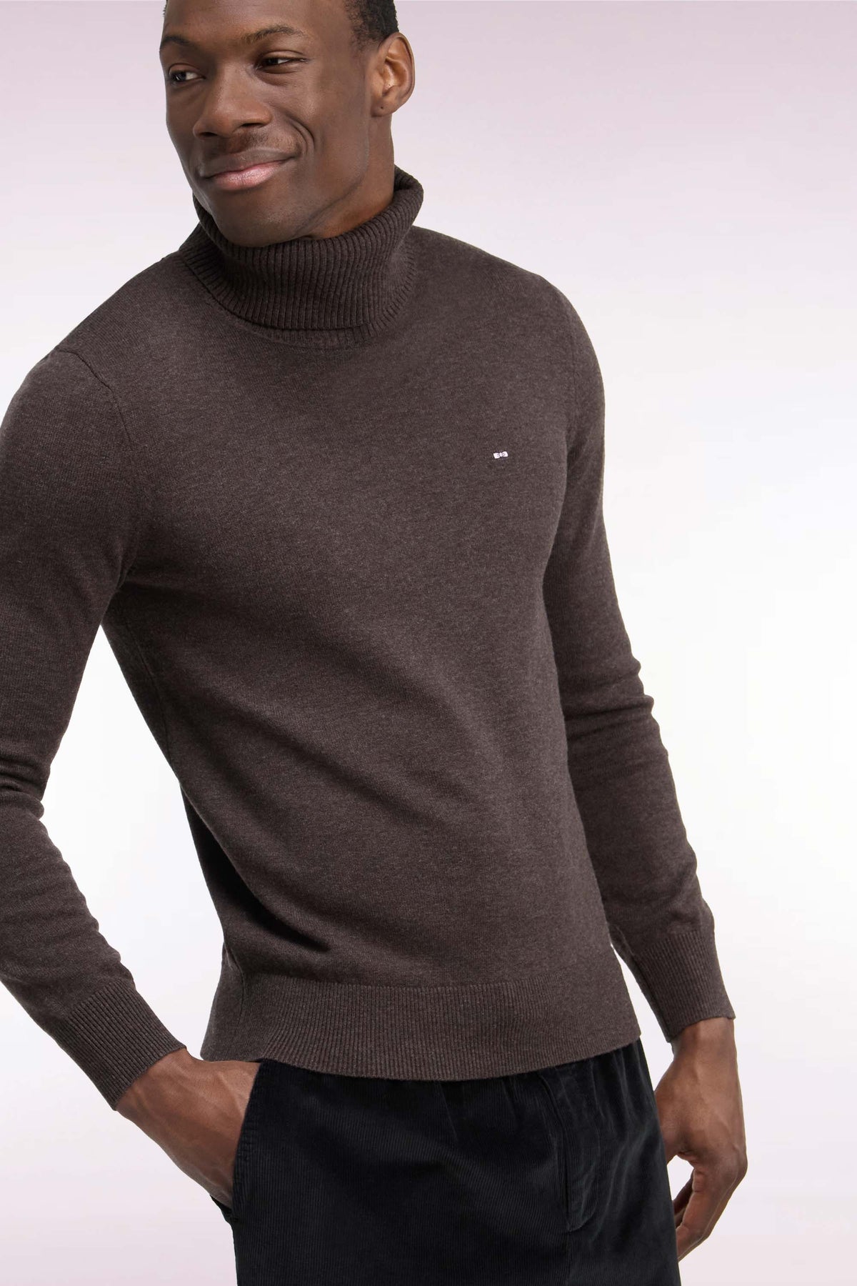 Pull col roulé en laine et coton marron coupe droite