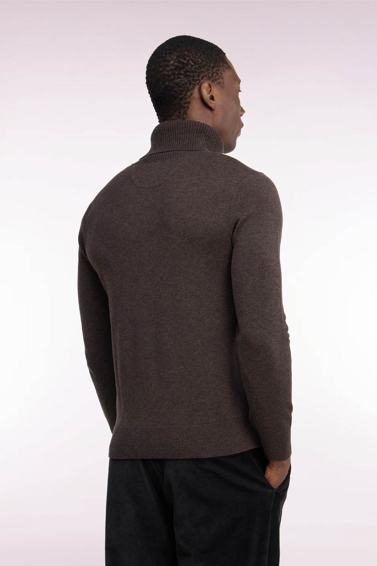 Pull col roulé en laine et coton marron coupe droite