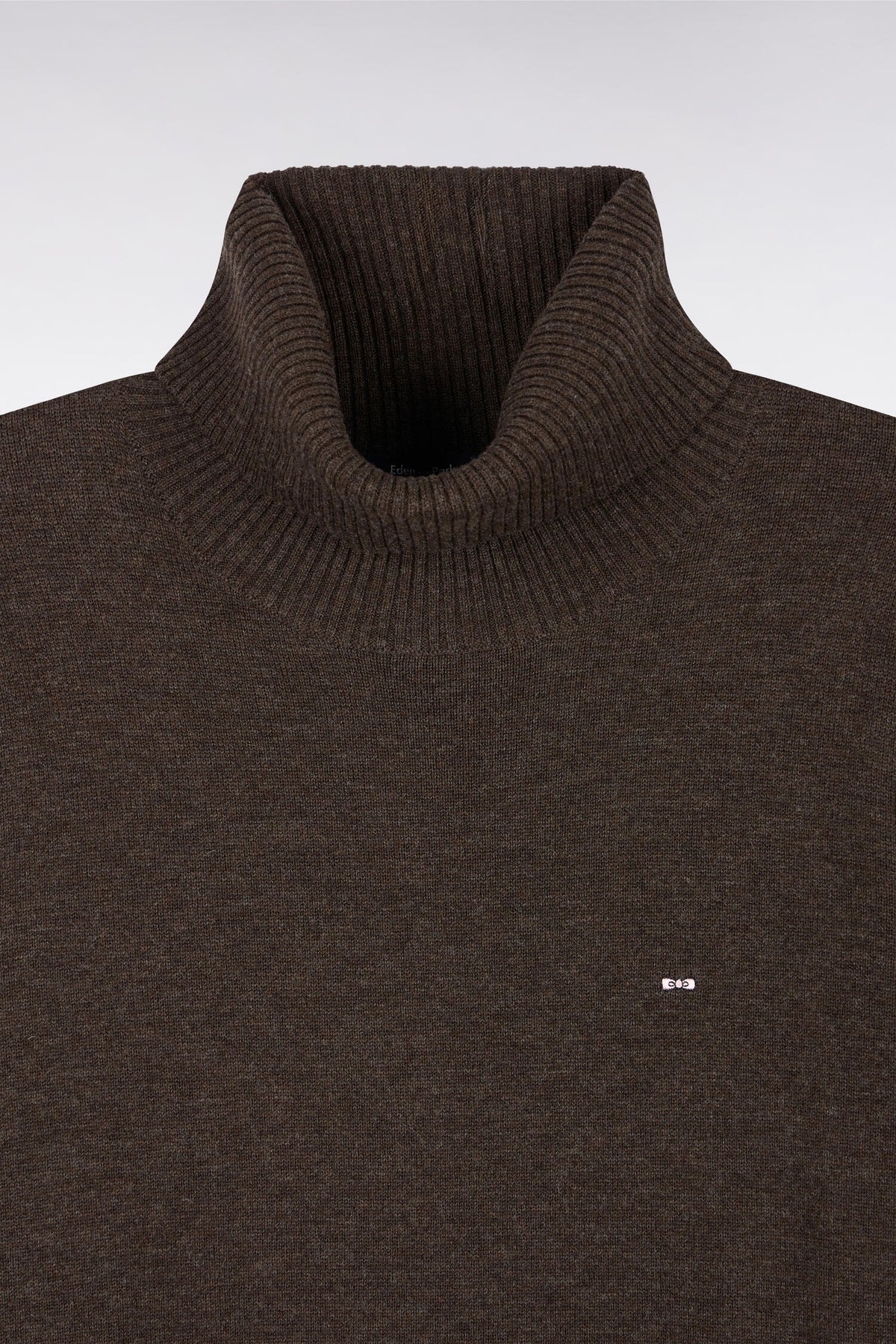 Pull col roulé en laine et coton marron coupe droite