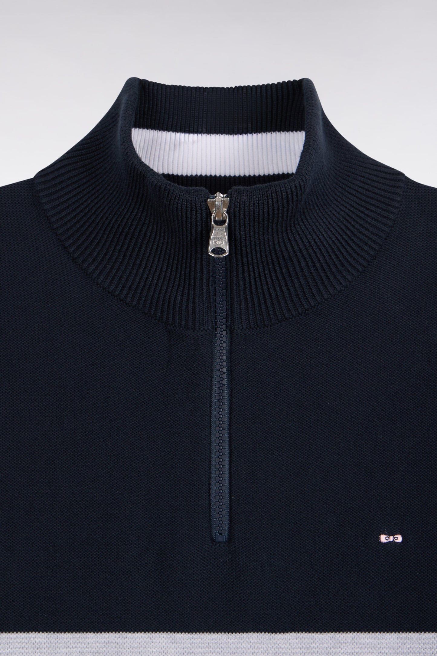 Pull à col camionneur en coton marine à découpe contrastée coupe droite