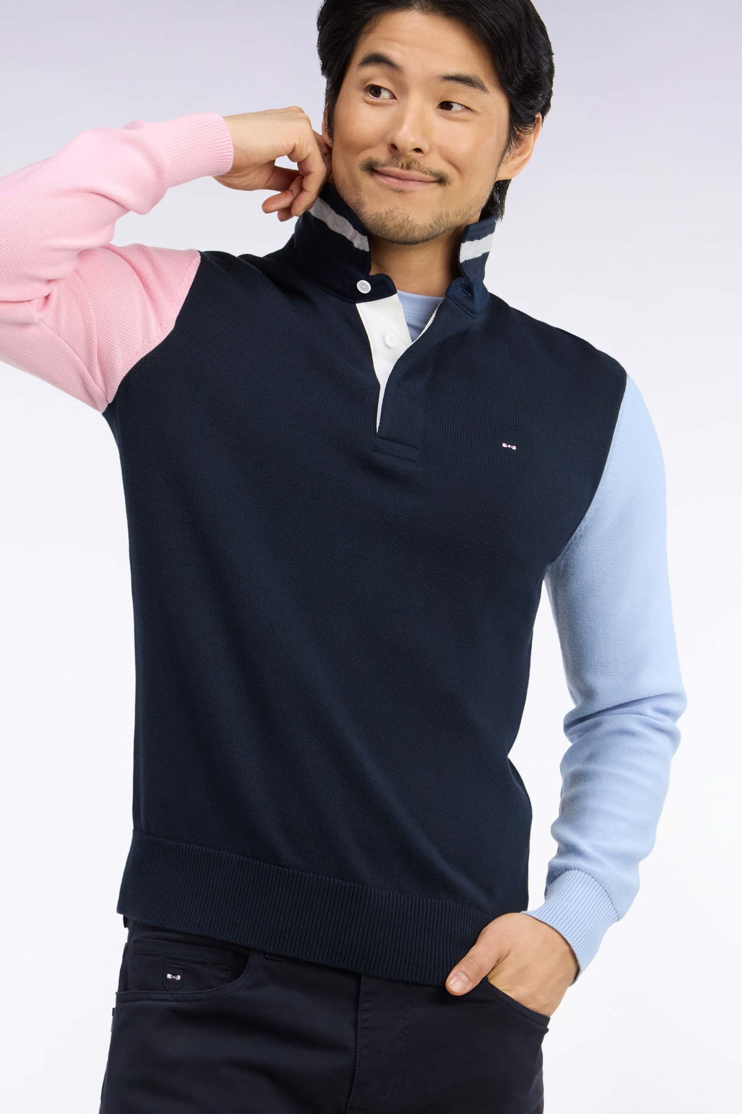 Pull à col maillot en coton tricolore broderie dos coupe regular