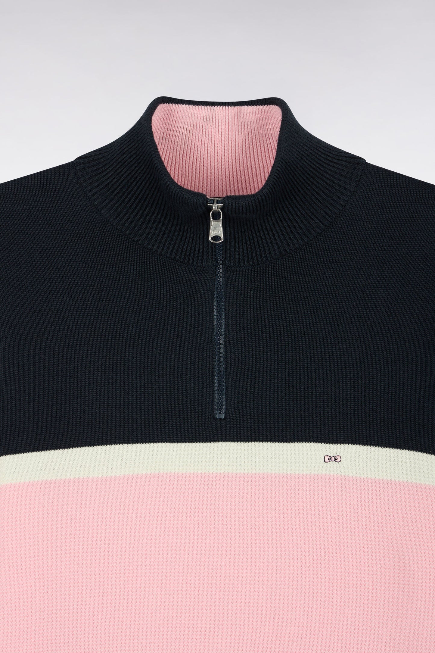Pull à col camionneur en coton marine à découpes contrastées coupe droite