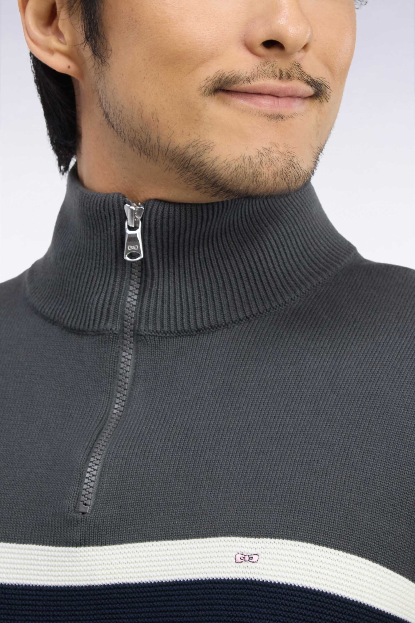 Pull à col camionneur en coton kaki à découpes contrastées coupe droite