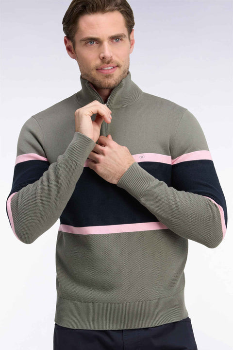 Pull à col camionneur en coton vert olive à découpes contrastées coupe droite - Image 1