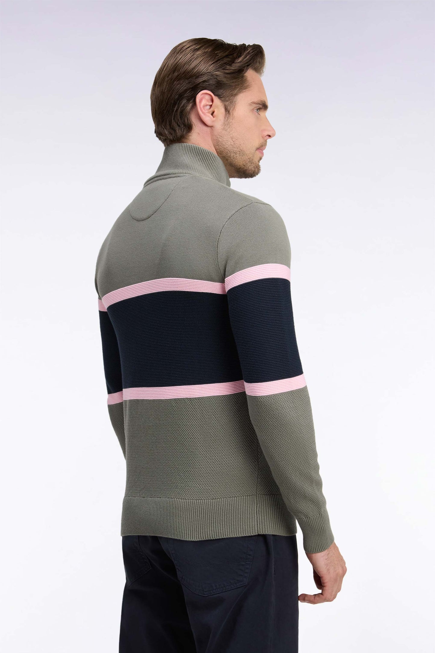 Pull à col camionneur en coton vert olive à découpes contrastées coupe droite