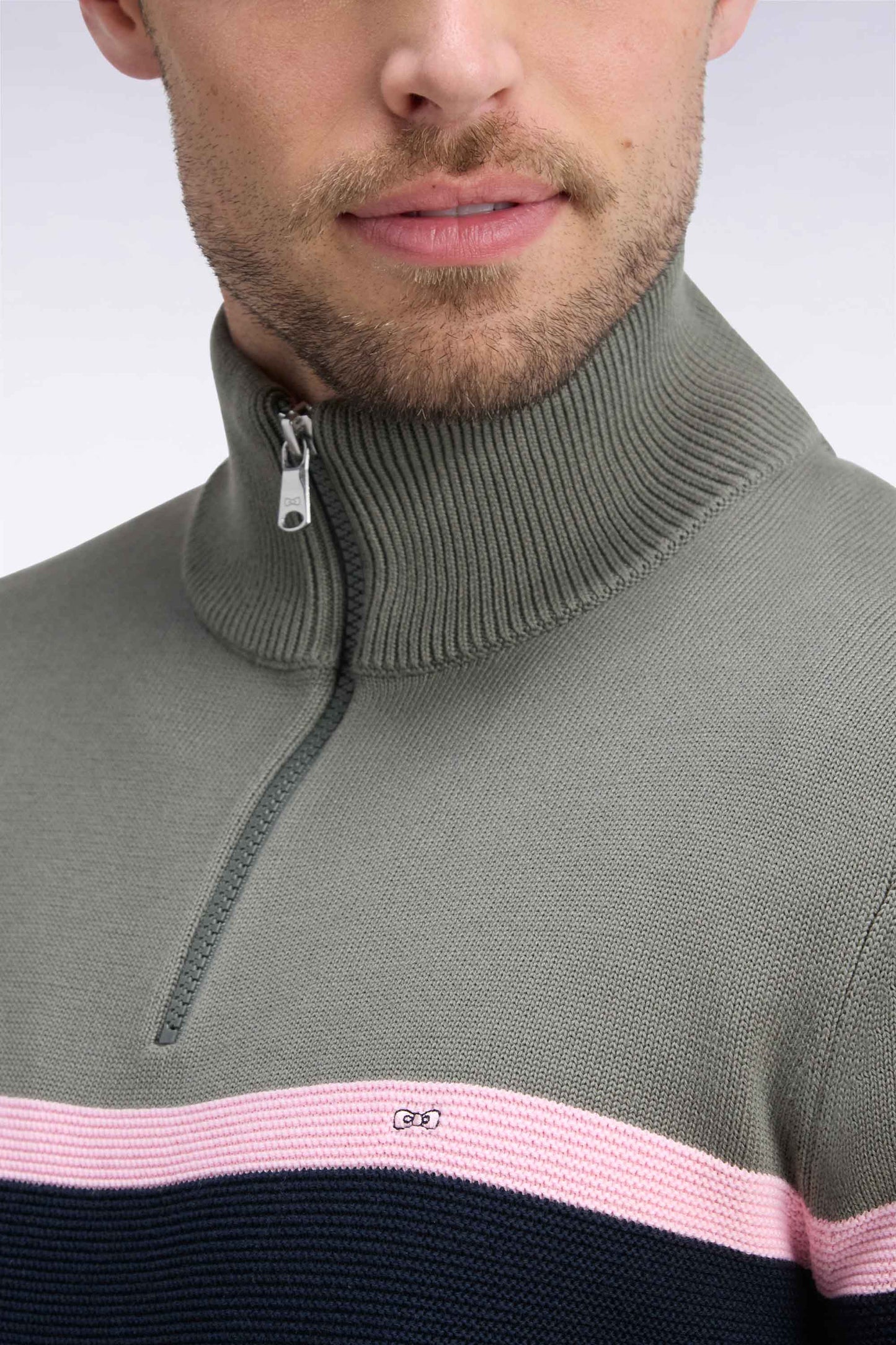 Pull à col camionneur en coton vert olive à découpes contrastées coupe droite