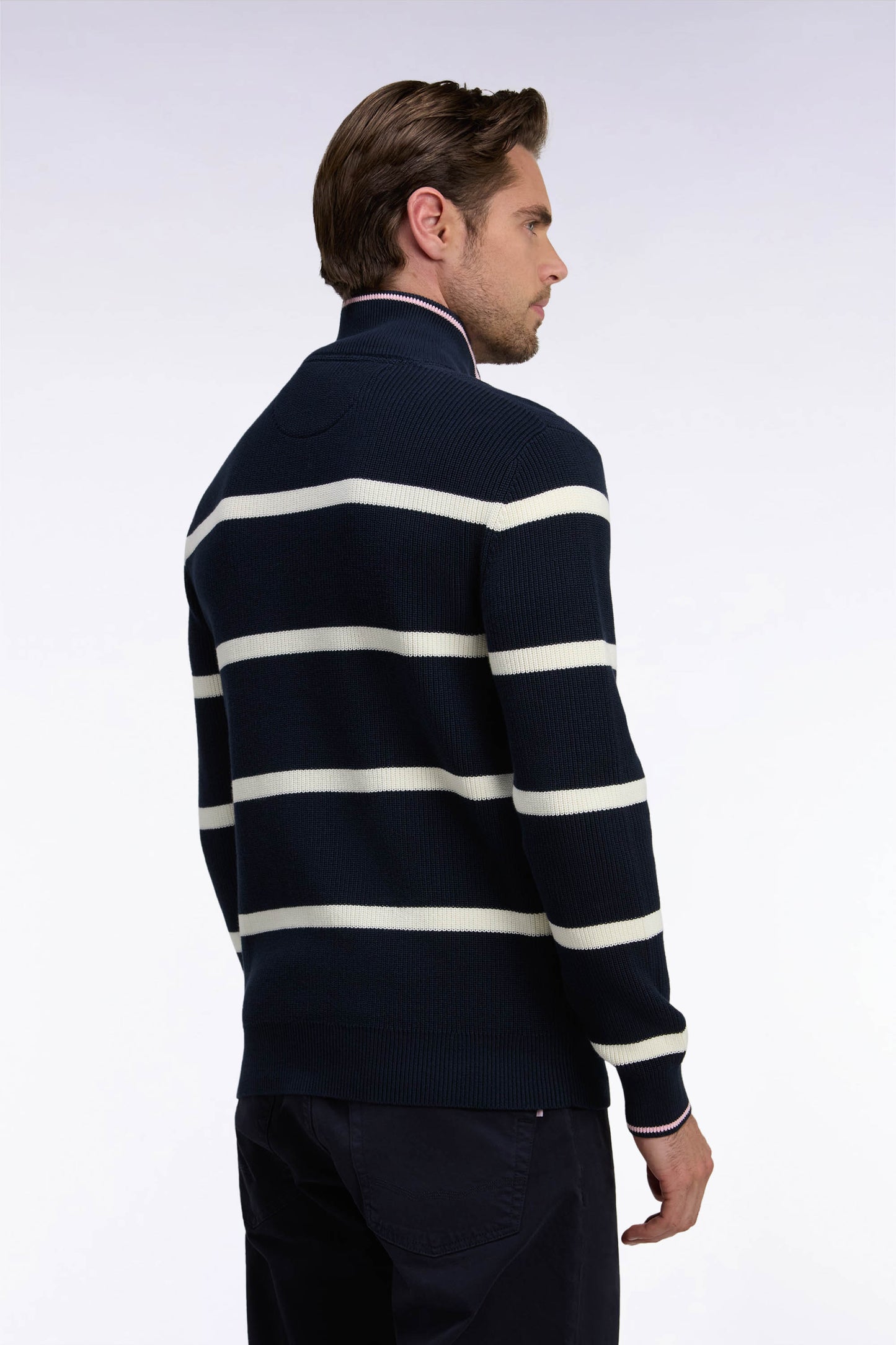 Pull rayé à col camionneur zippé en coton marine et écru coupe droite