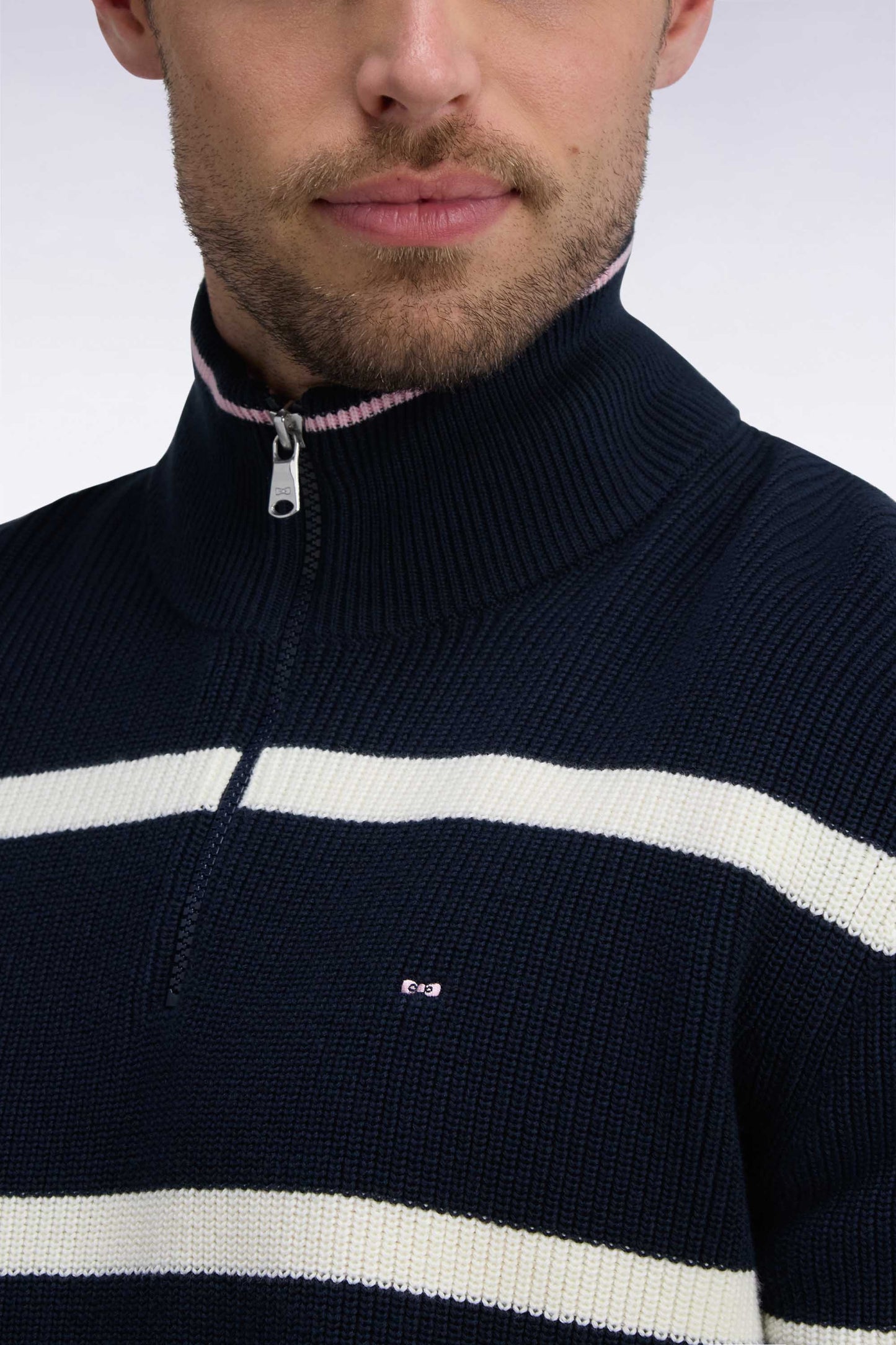 Pull rayé à col camionneur zippé en coton marine et écru coupe droite