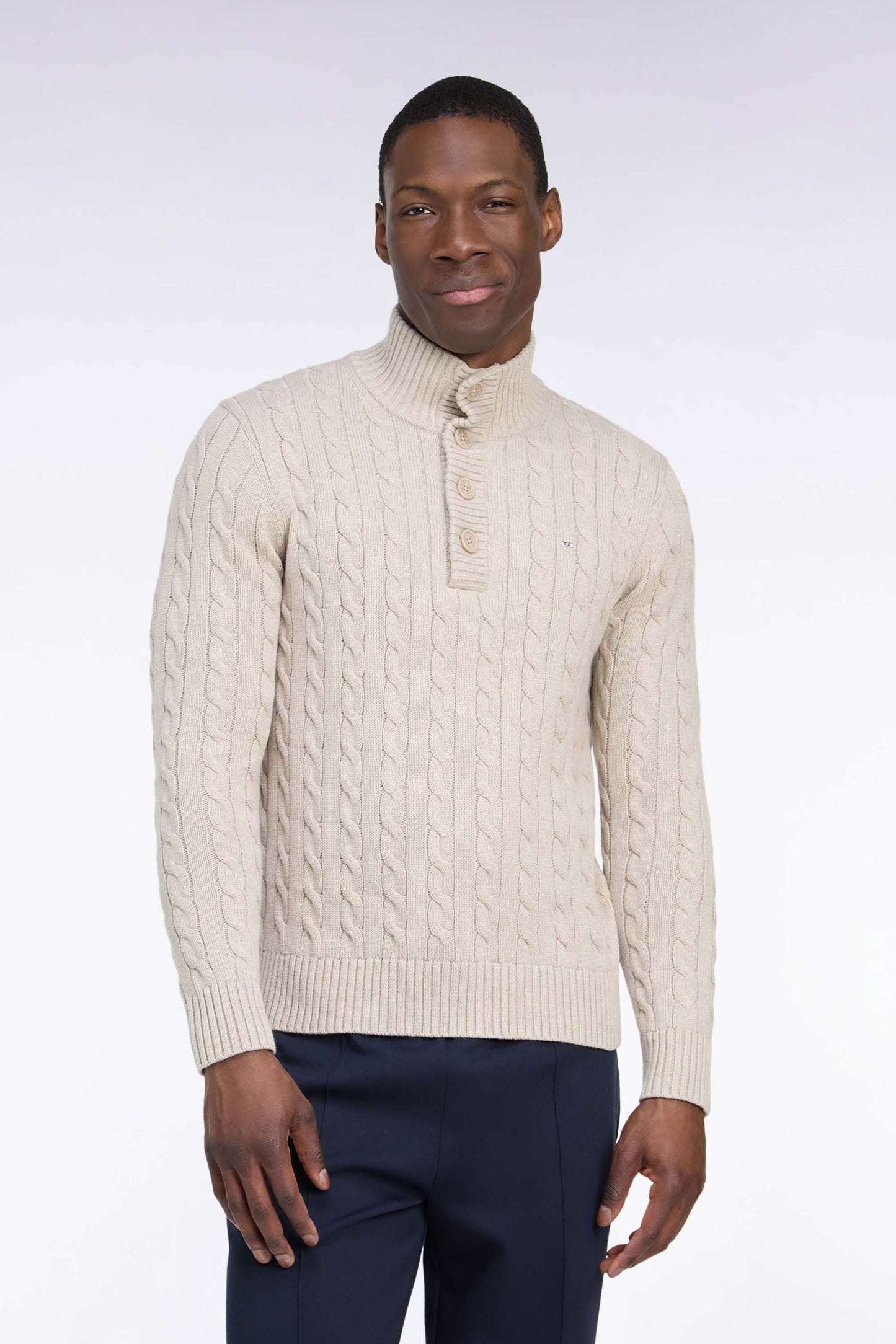 Pull à torsades col boutonné en coton beige coupe droite