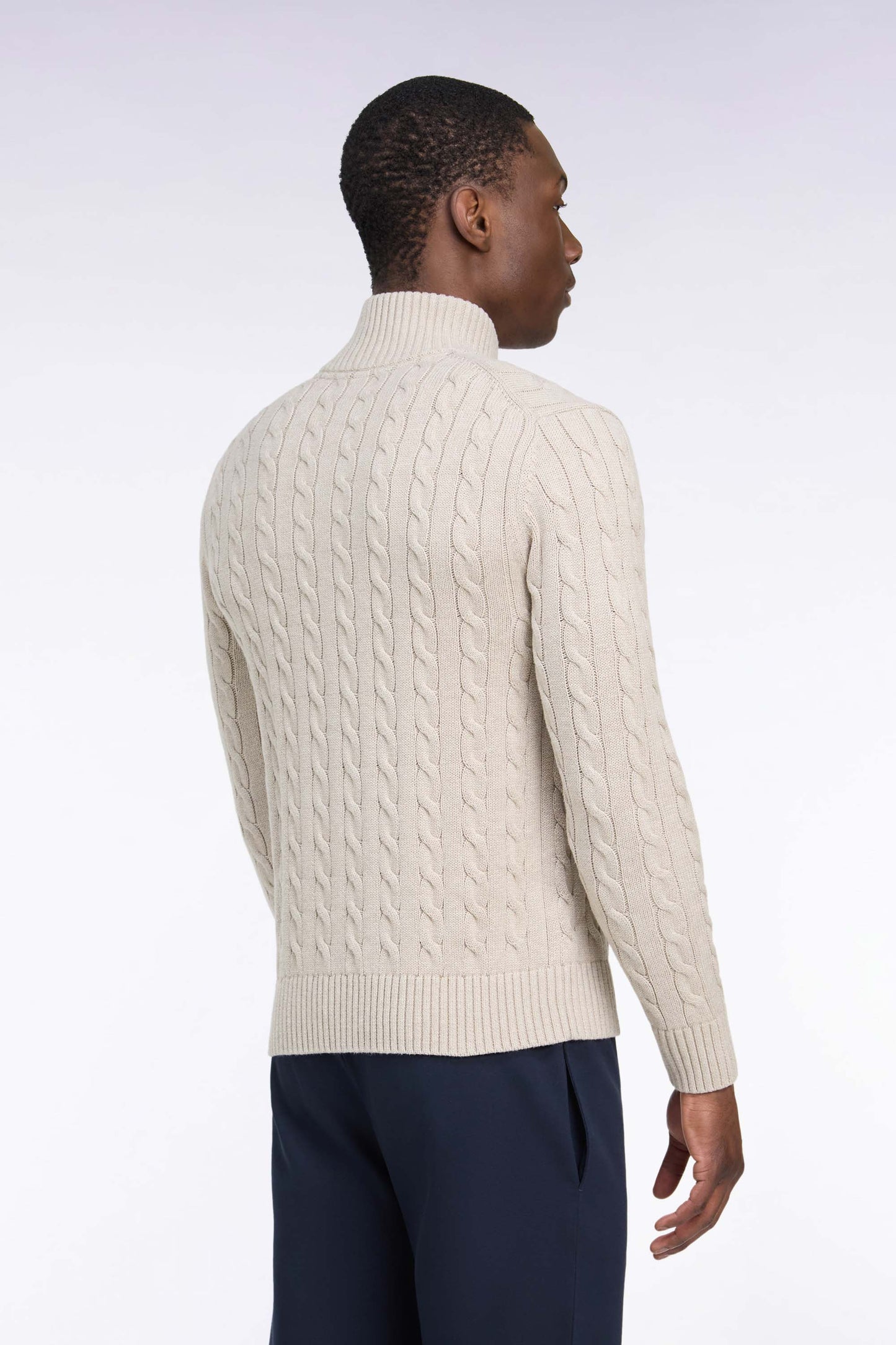 Pull à torsades col boutonné en coton beige coupe droite