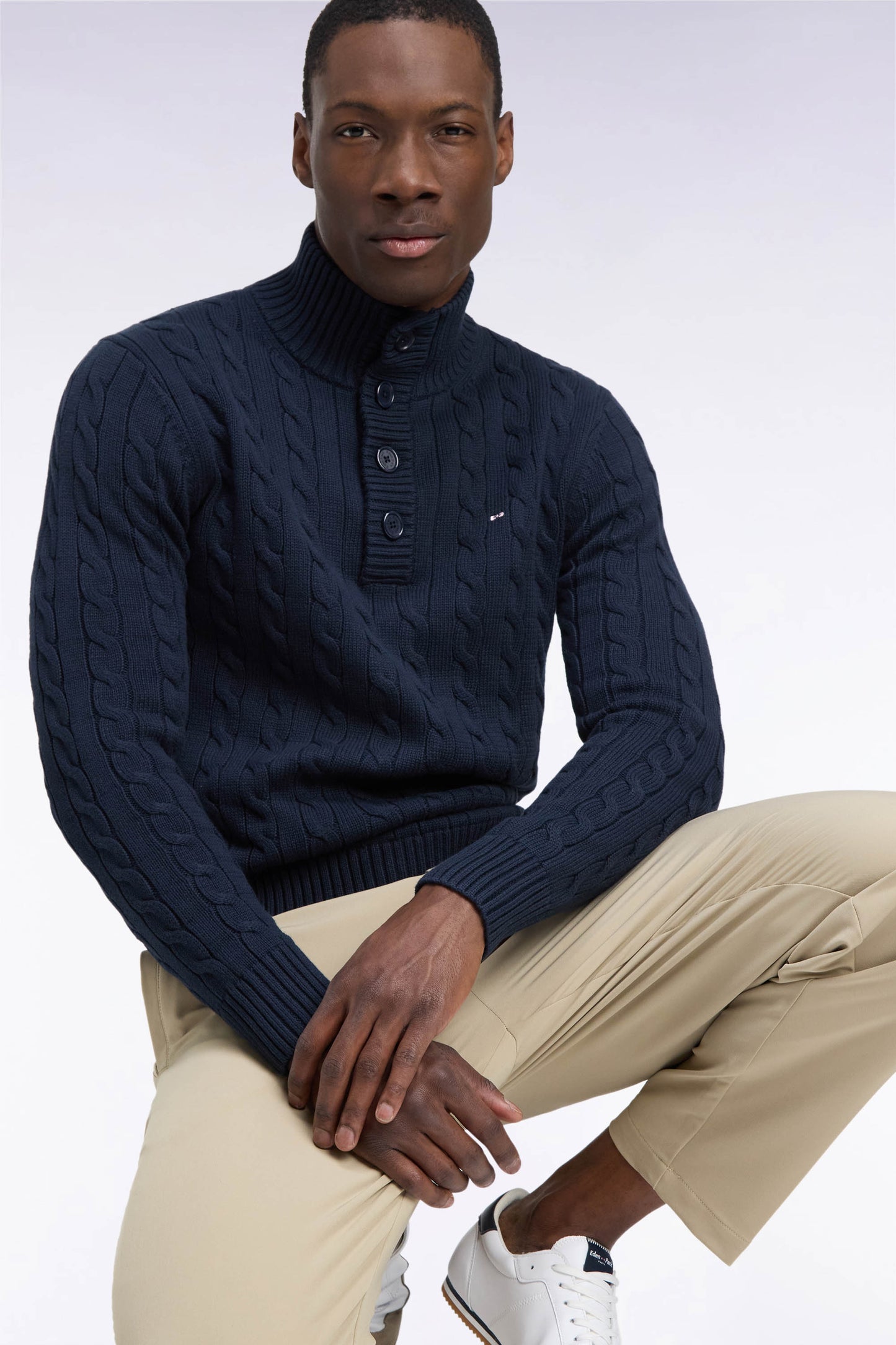 Pull à torsades col boutonné en coton marine coupe droite