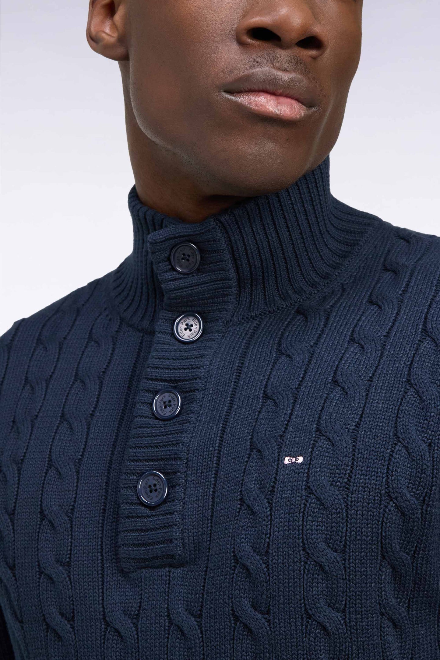 Pull à torsades col boutonné en coton marine coupe droite