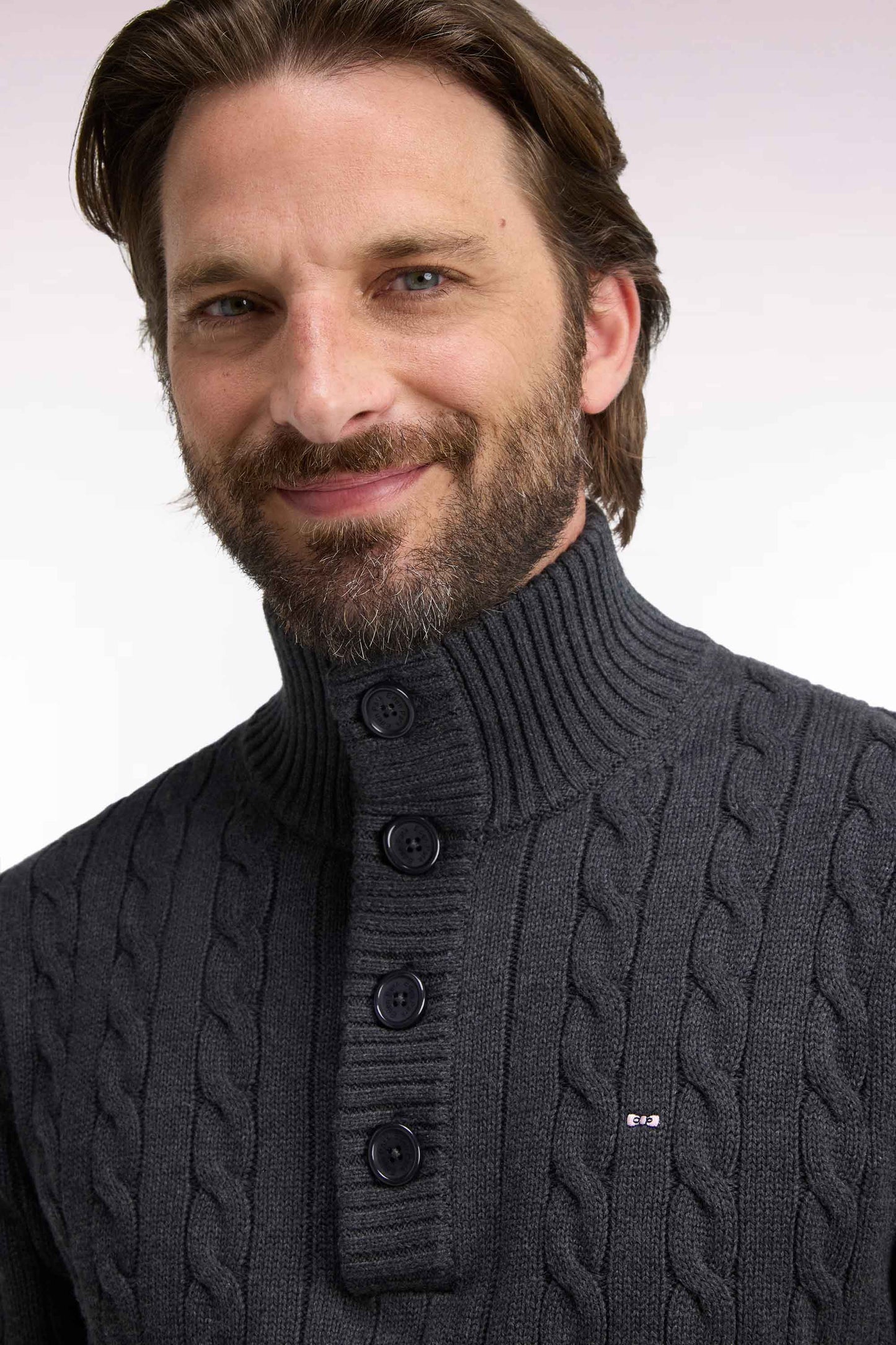 Pull à torsades col boutonné en coton gris coupe droite