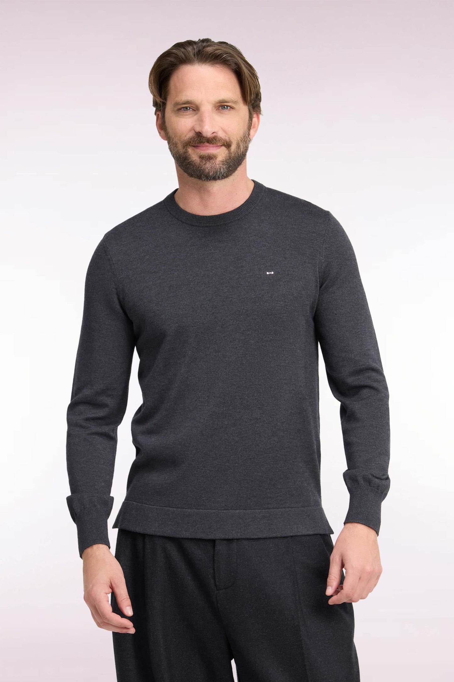 Pull à col rond en coton et viscose gris foncé coupe droite