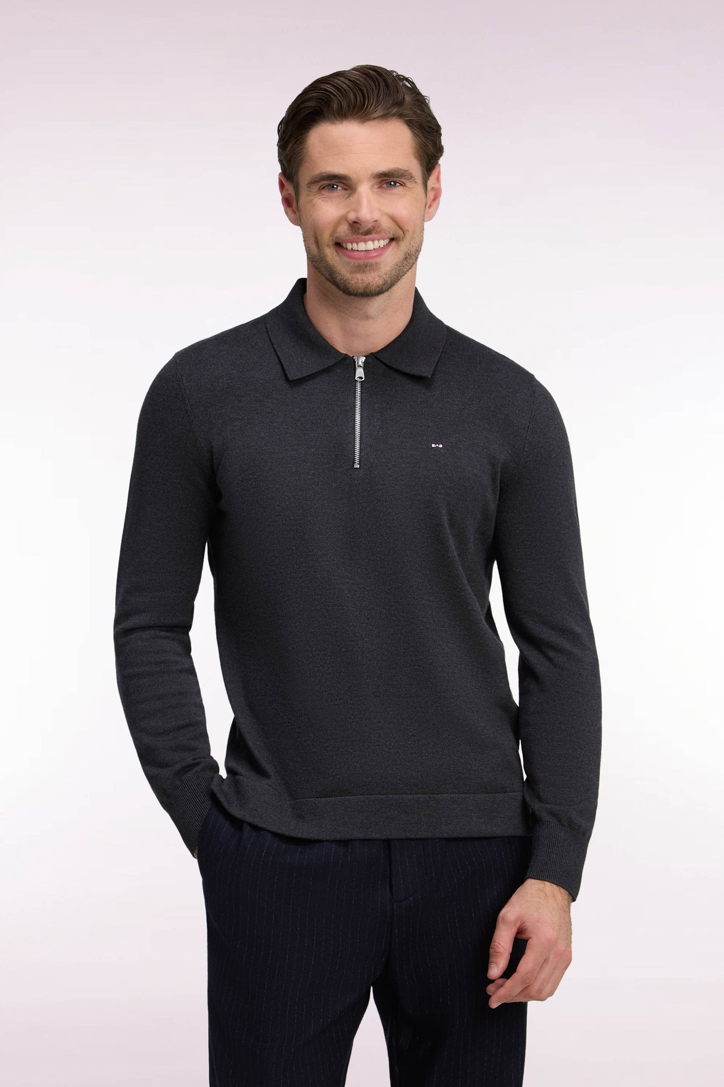 Pull à col polo zippé en coton et viscose gris foncé coupe droite
