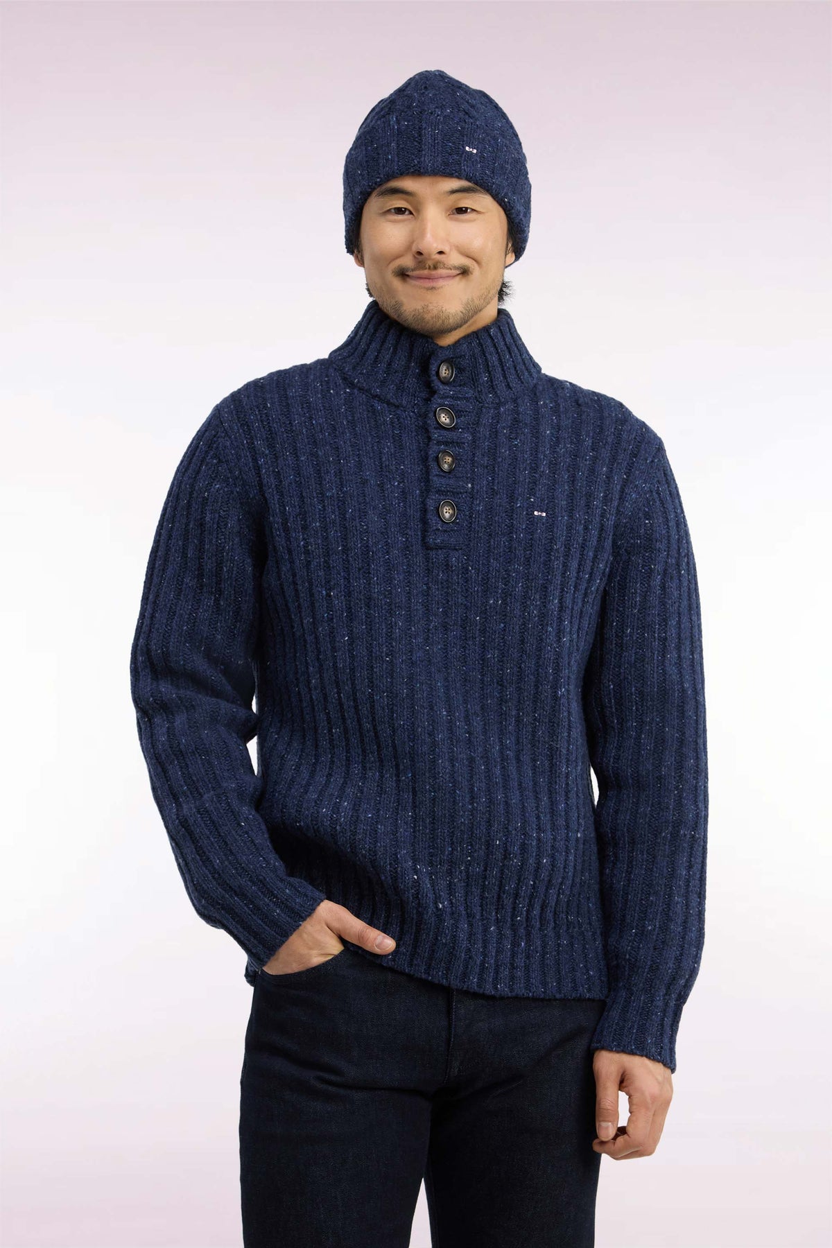 Pull à col montant boutonné en maille épaisse côtelée bleu chiné