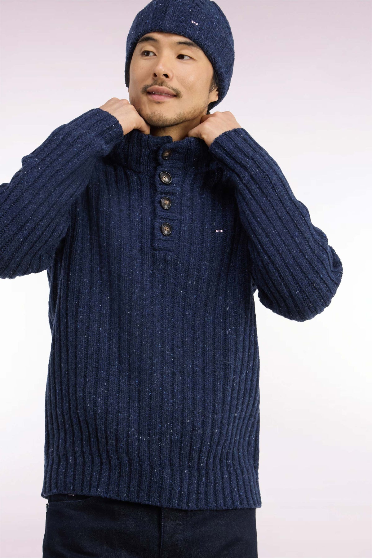 Pull à col montant boutonné en maille épaisse côtelée bleu chiné