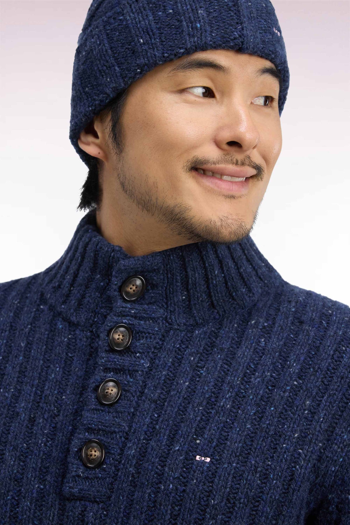 Pull à col montant boutonné en maille épaisse côtelée bleu chiné