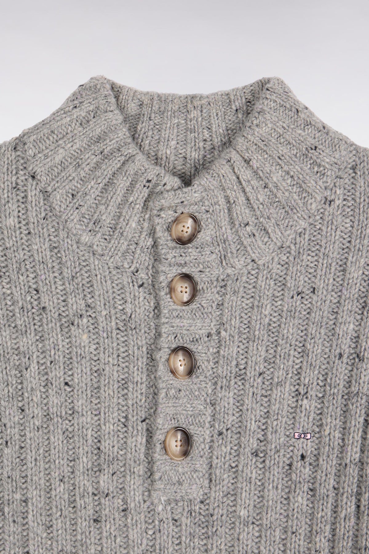 Pull à col montant boutonné en maille épaisse côtelée gris chiné