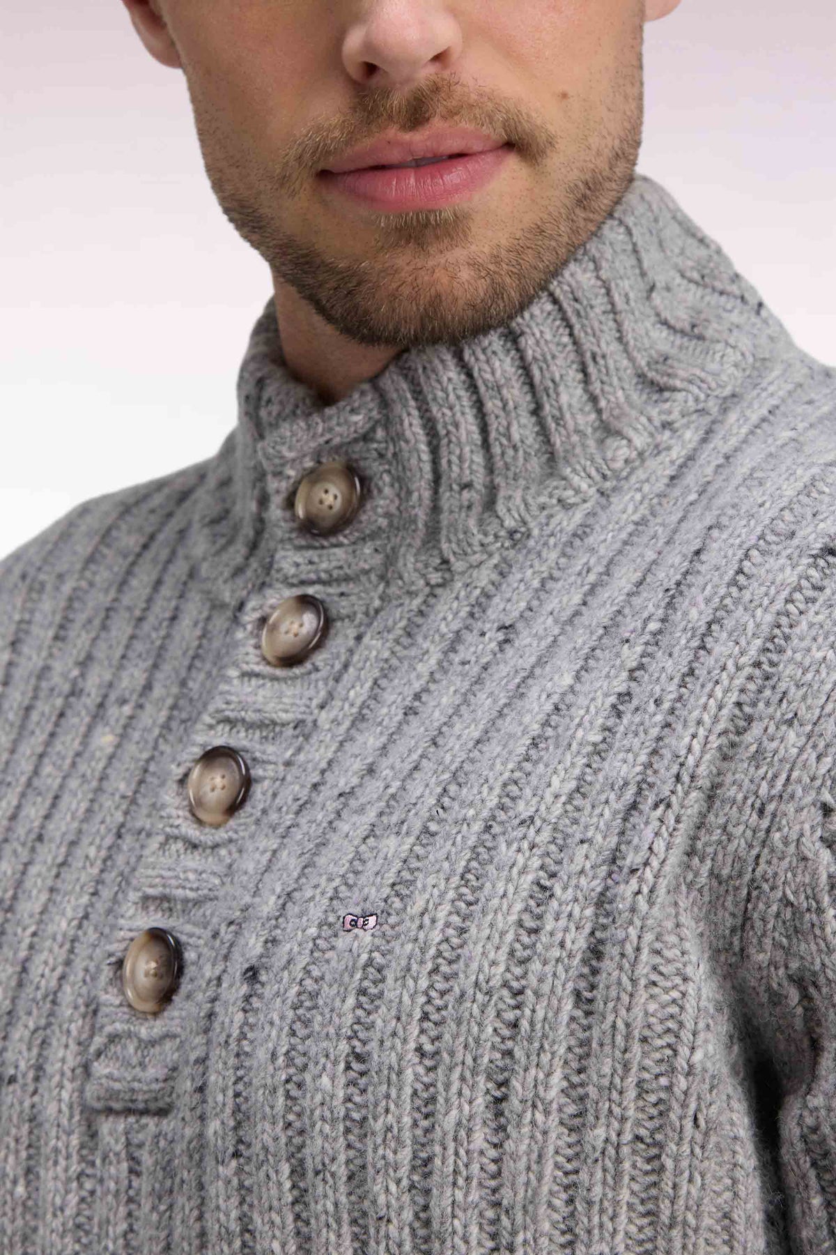 Pull à col montant boutonné en maille épaisse côtelée gris chiné