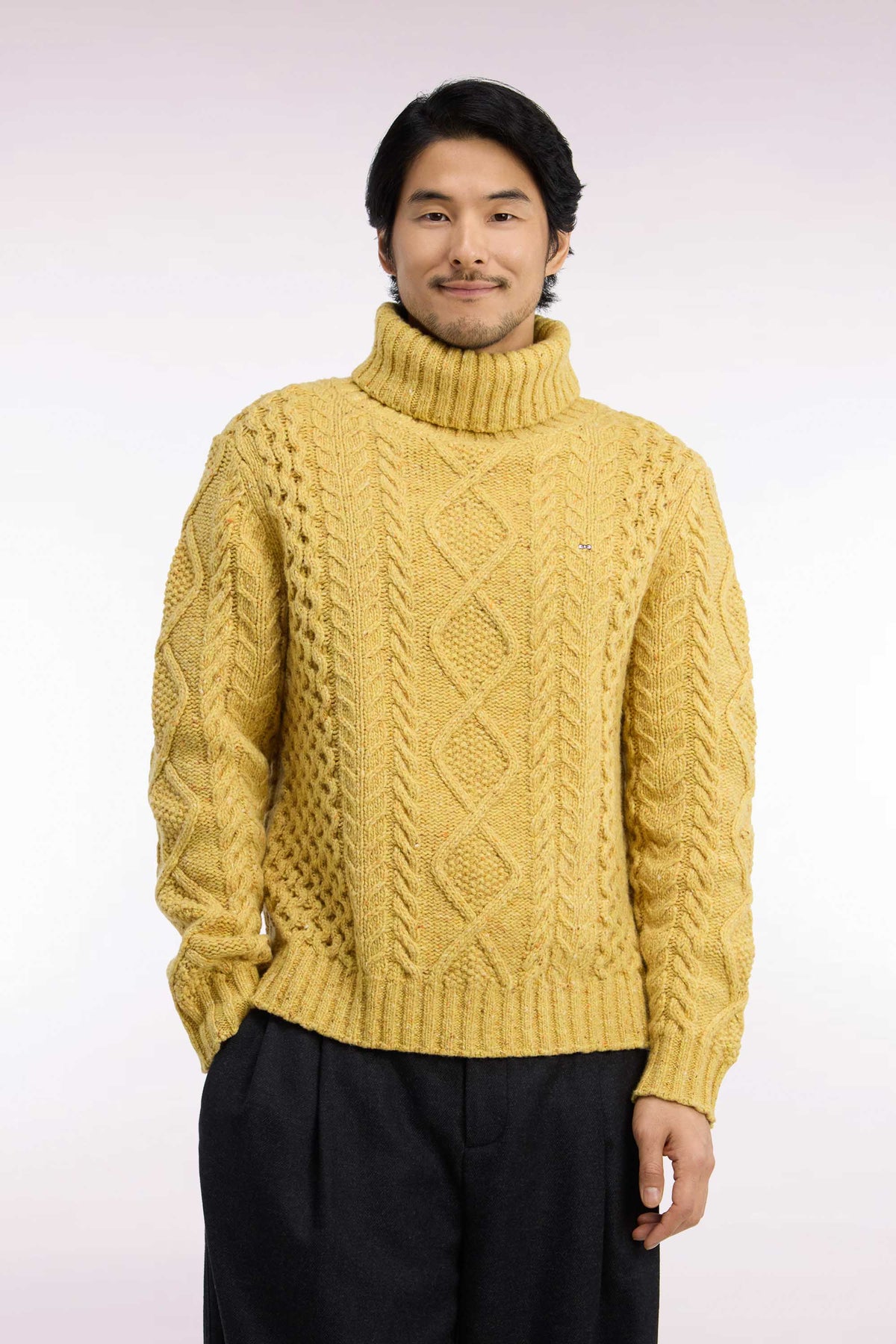 Pull à col roulé en maille torsadée jaune coupe droite