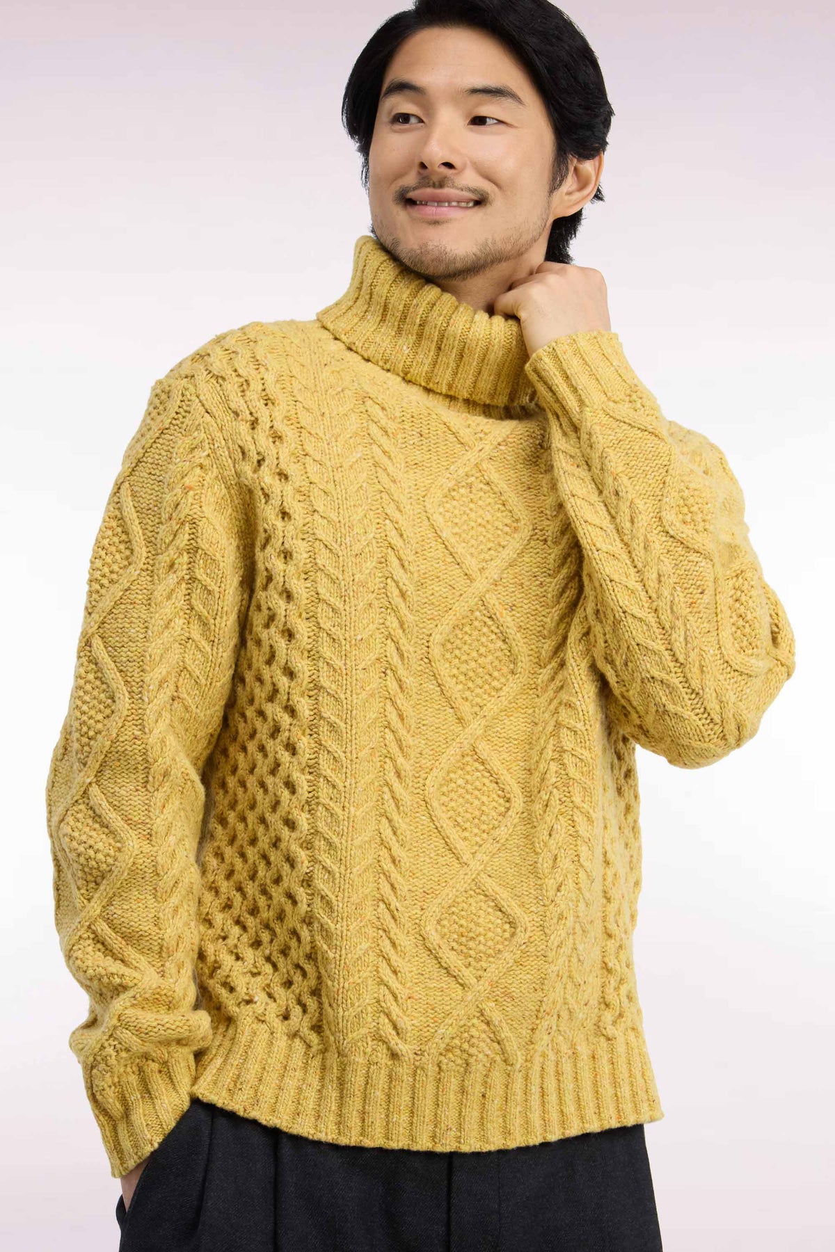 Pull à col roulé en maille torsadée jaune coupe droite