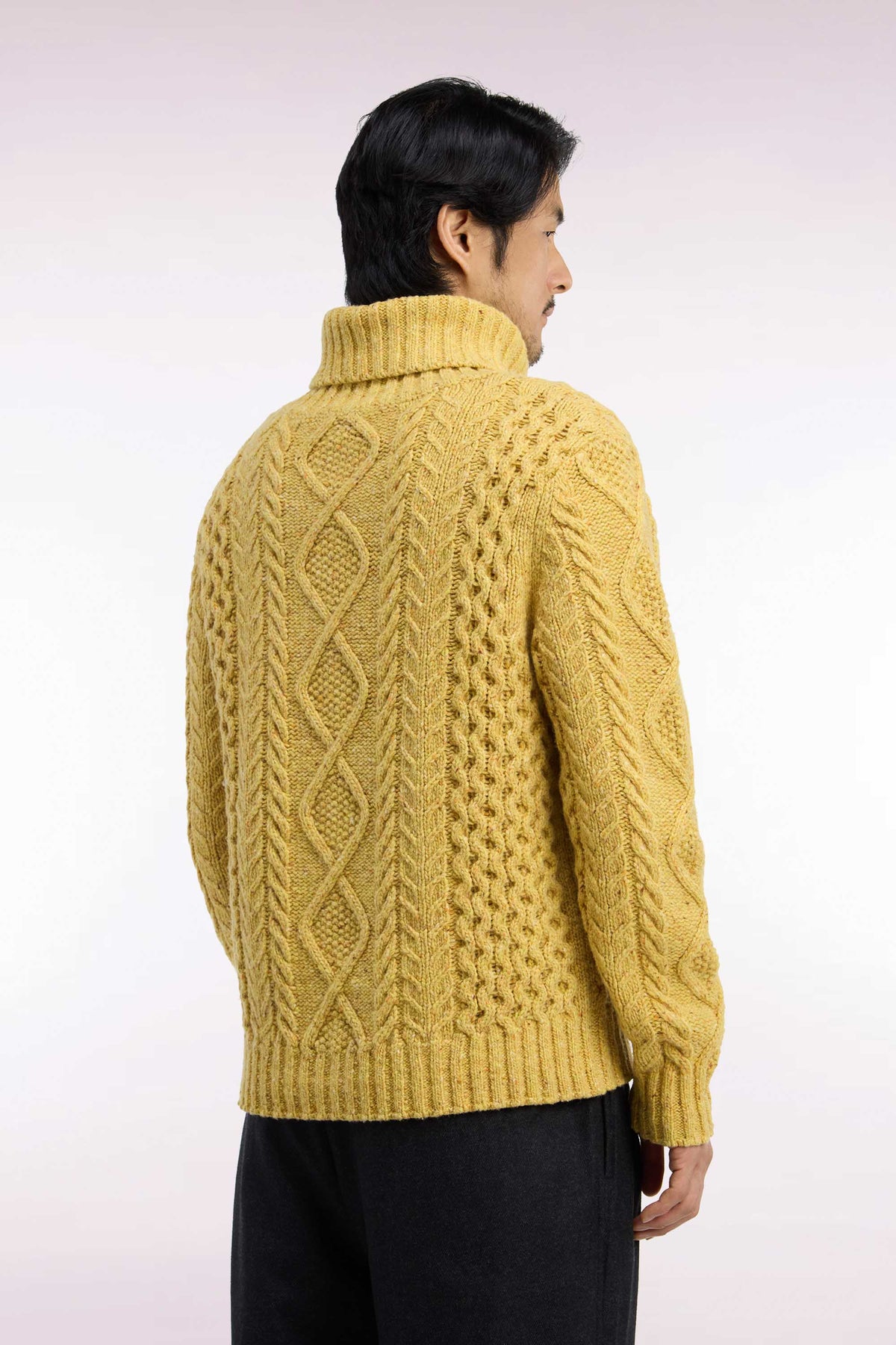 Pull à col roulé en maille torsadée jaune coupe droite