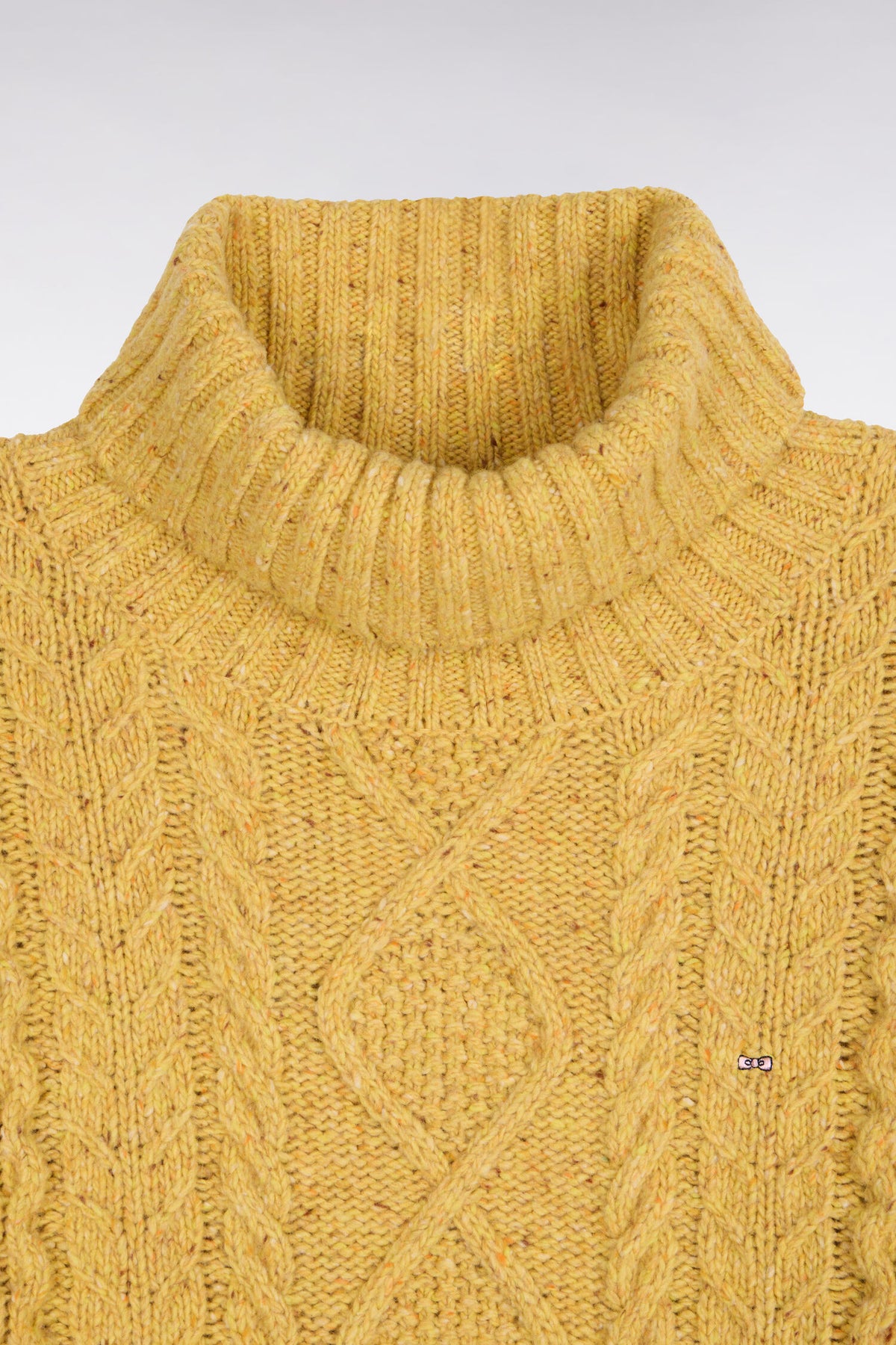 Pull à col roulé en maille torsadée jaune coupe droite
