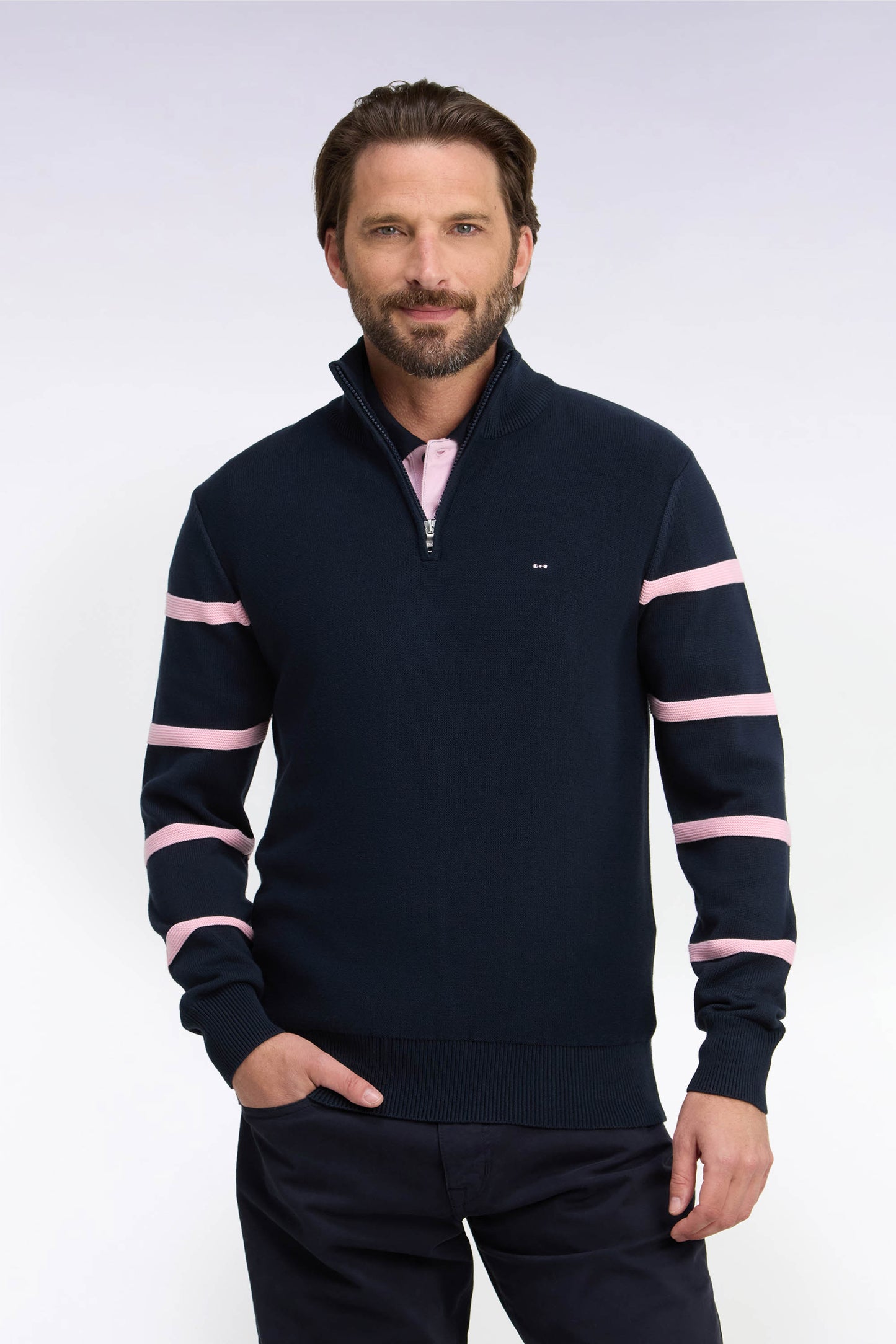 Pull à col montant zippé en coton marine à rayures de manches roses coupe regular