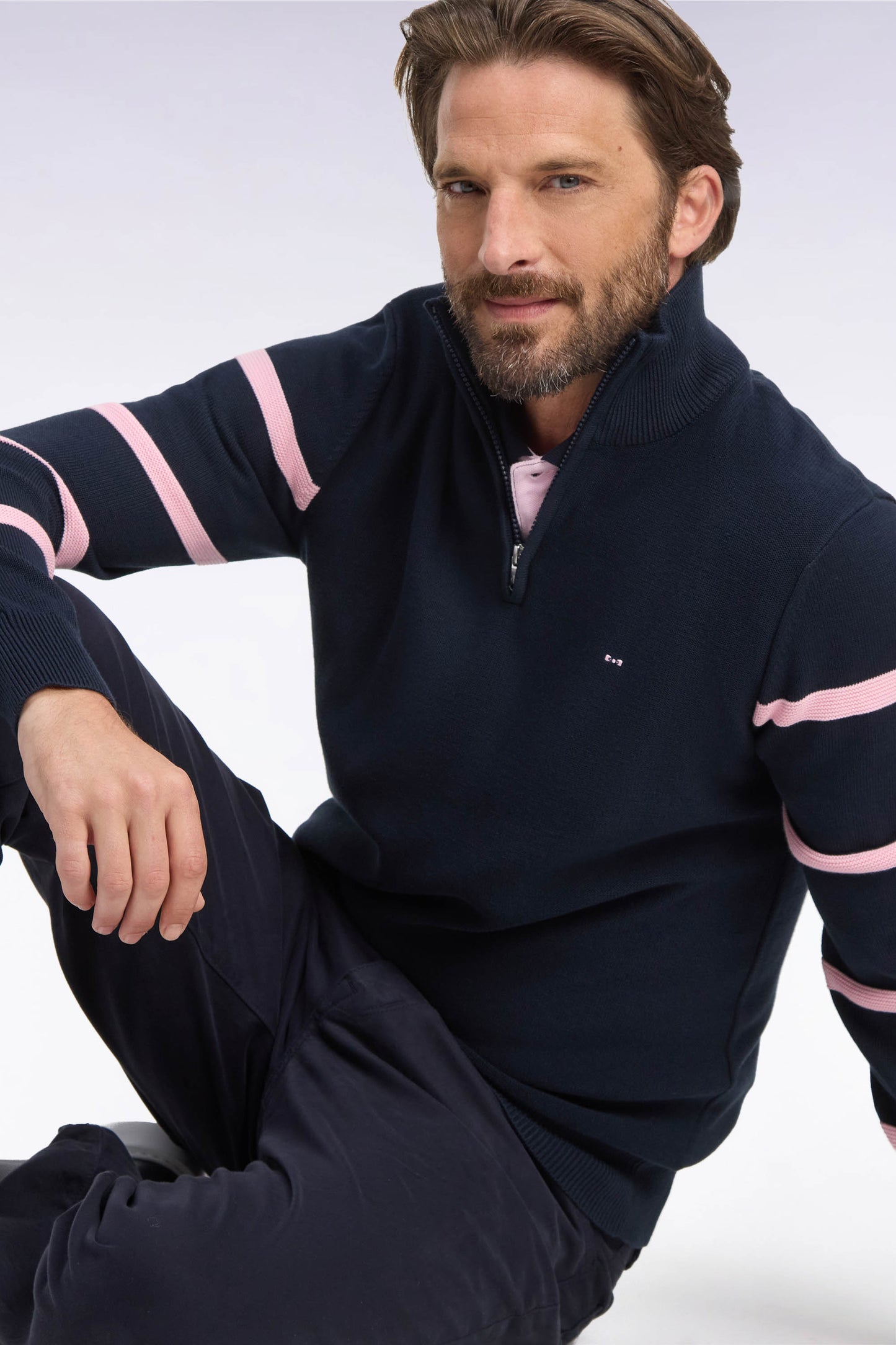 Pull à col montant zippé en coton marine à rayures de manches roses coupe regular