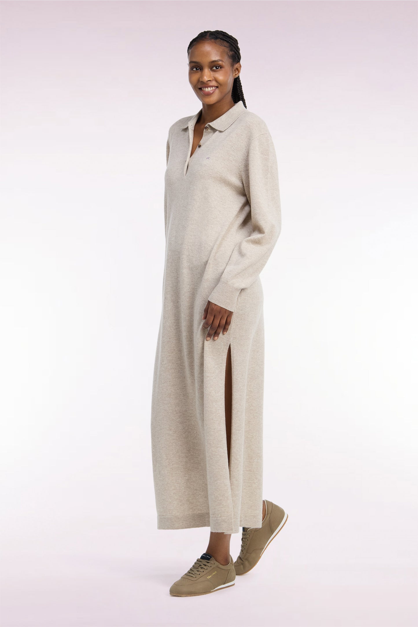 Robe midi à col polo en laine vierge et cachemire beige coupe droite