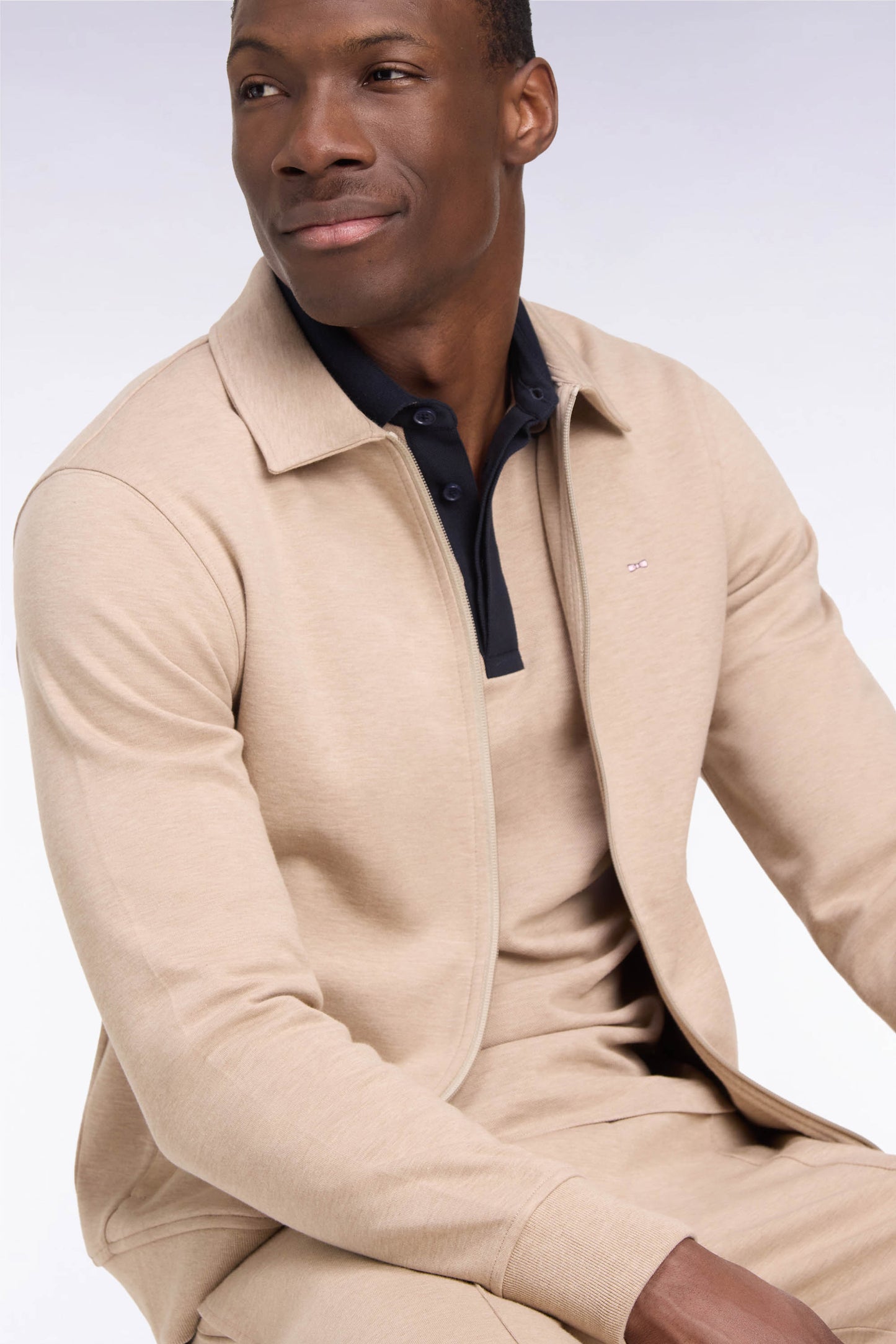 Sweatshirt zippé à col polo beige coupe droite