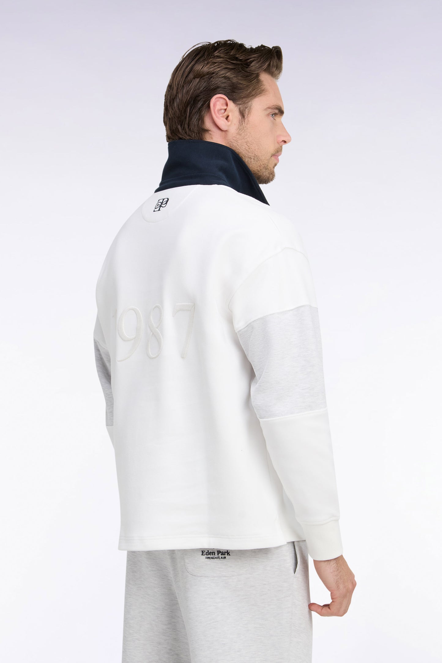 Sweatshirt unisexe à col maillot en interlock écru broderies héritage coupe loose