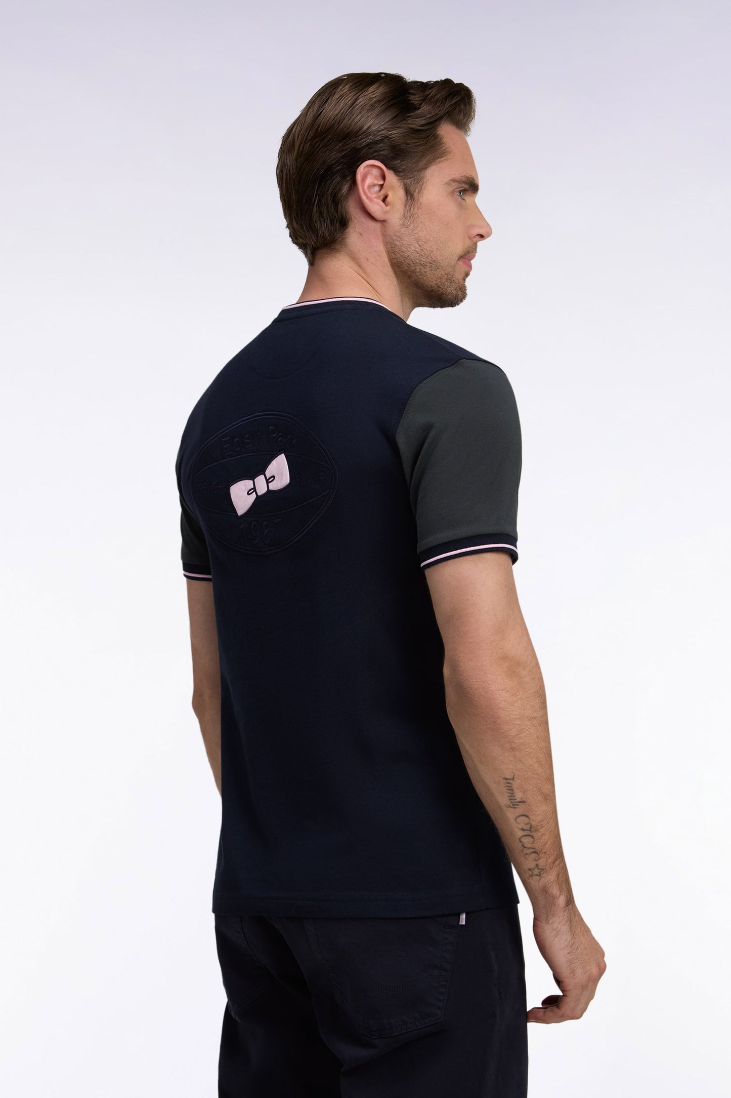 T-shirt manches courtes marine à manches marron coupe droite