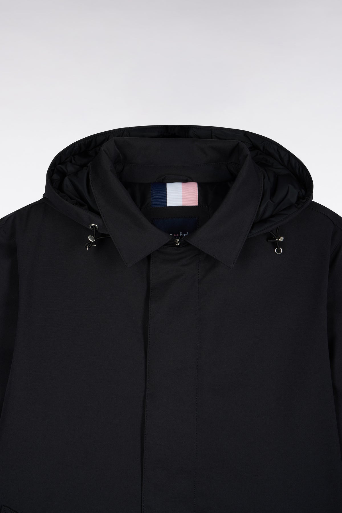 Imperméable en nylon noir à capuche amovible