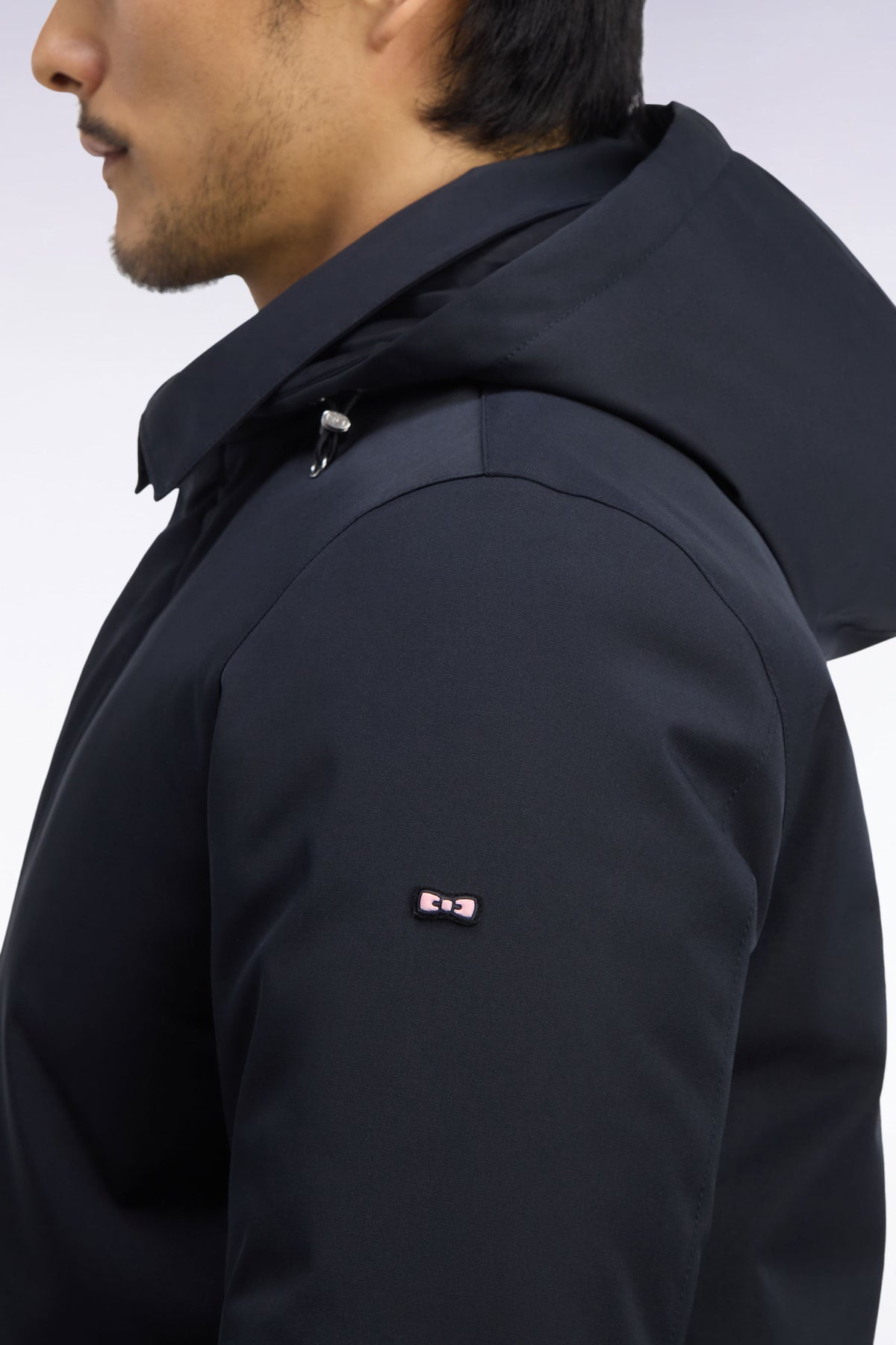 Imperméable en nylon noir à capuche amovible