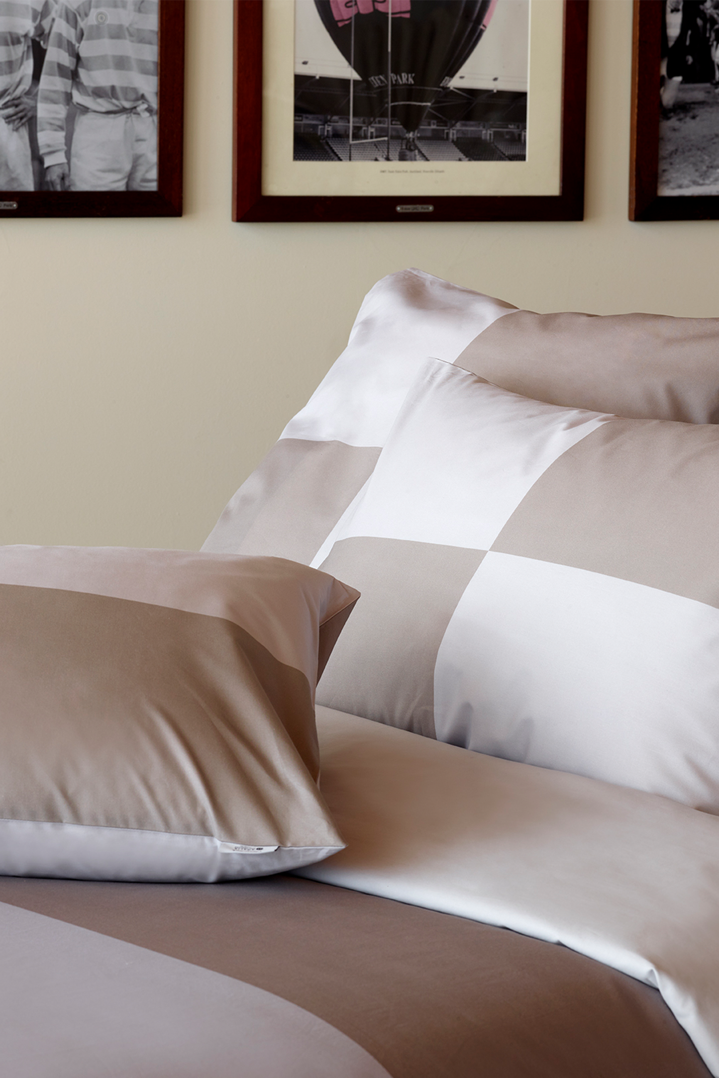 2 grey cut and sewn square pillowcases - Beau plongeon