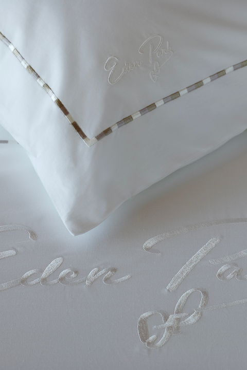 2 taies d'oreiller carrés blanc et beige - Décrochons la lune - Image 1
