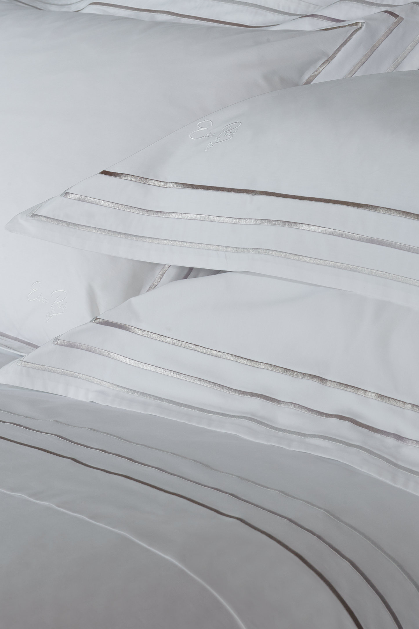 2 white and silver square pillowcases - Avec toi et les bleus