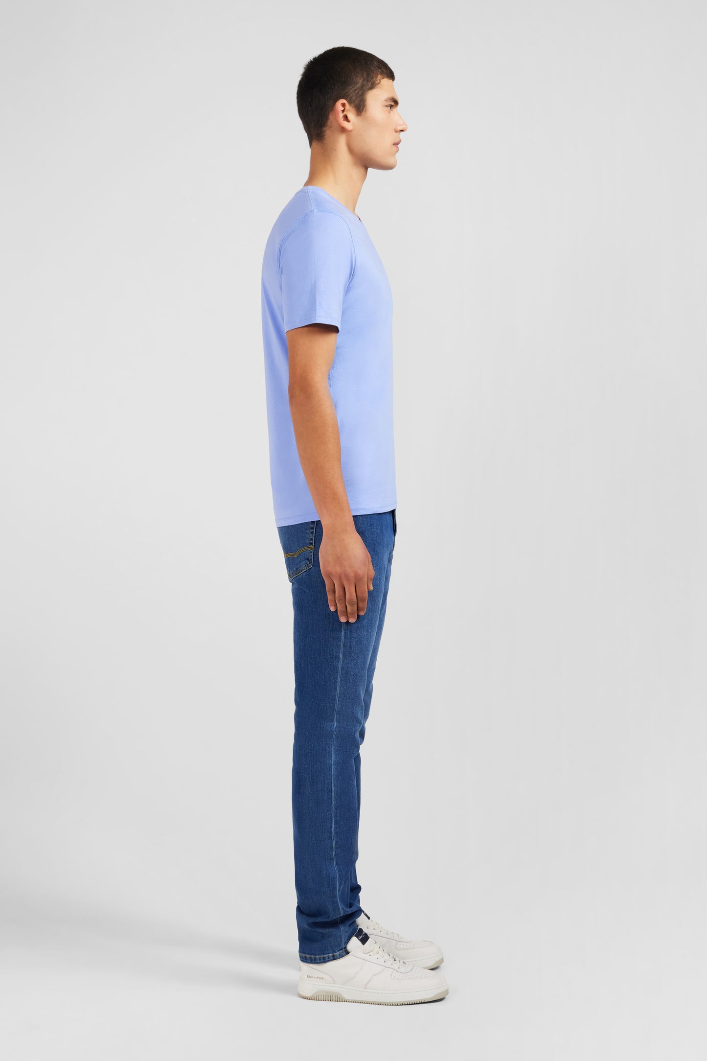 T-shirt bleu col V à manches courtes